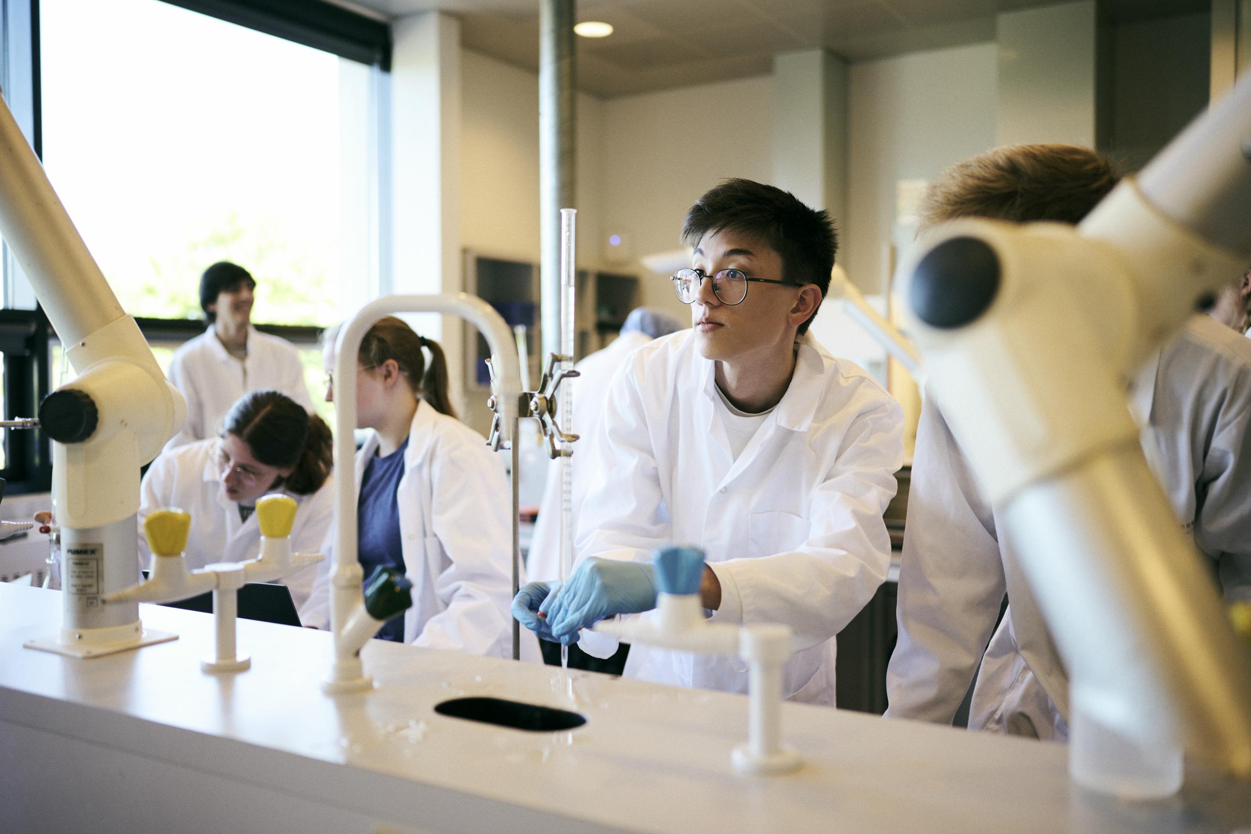 HTX-elever udfører mange spændende forsøg i Hansenberg Tekniske Gymnasiums laboratorium.