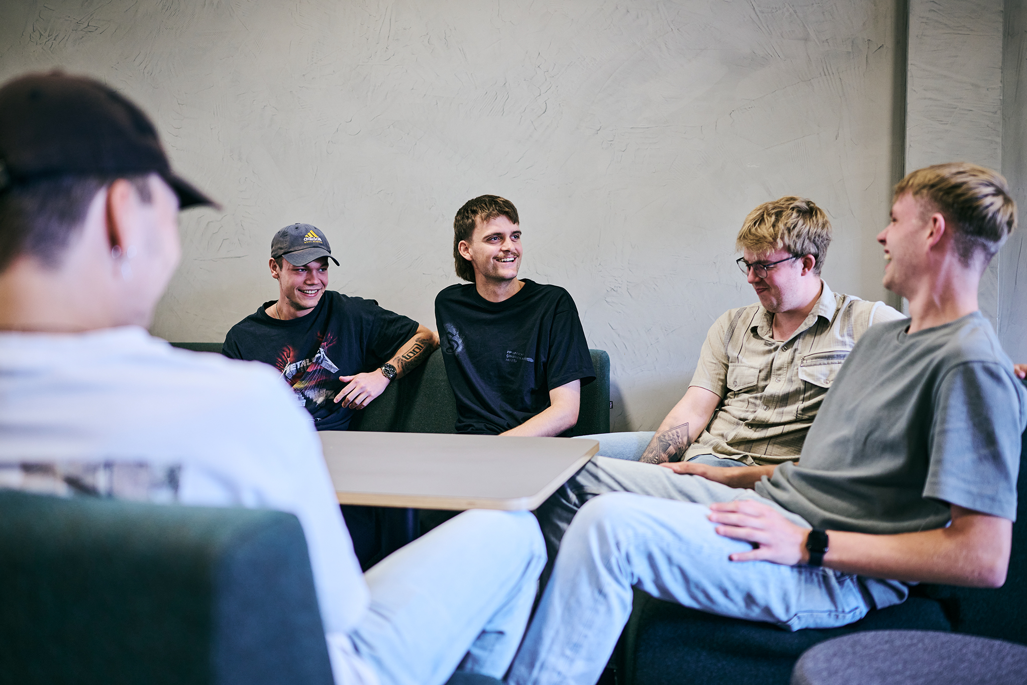 Fællesskab og hyggesnak blandt eleverne på Hansenberg, der er godt sammenhold både i - og udenfor pauserne.