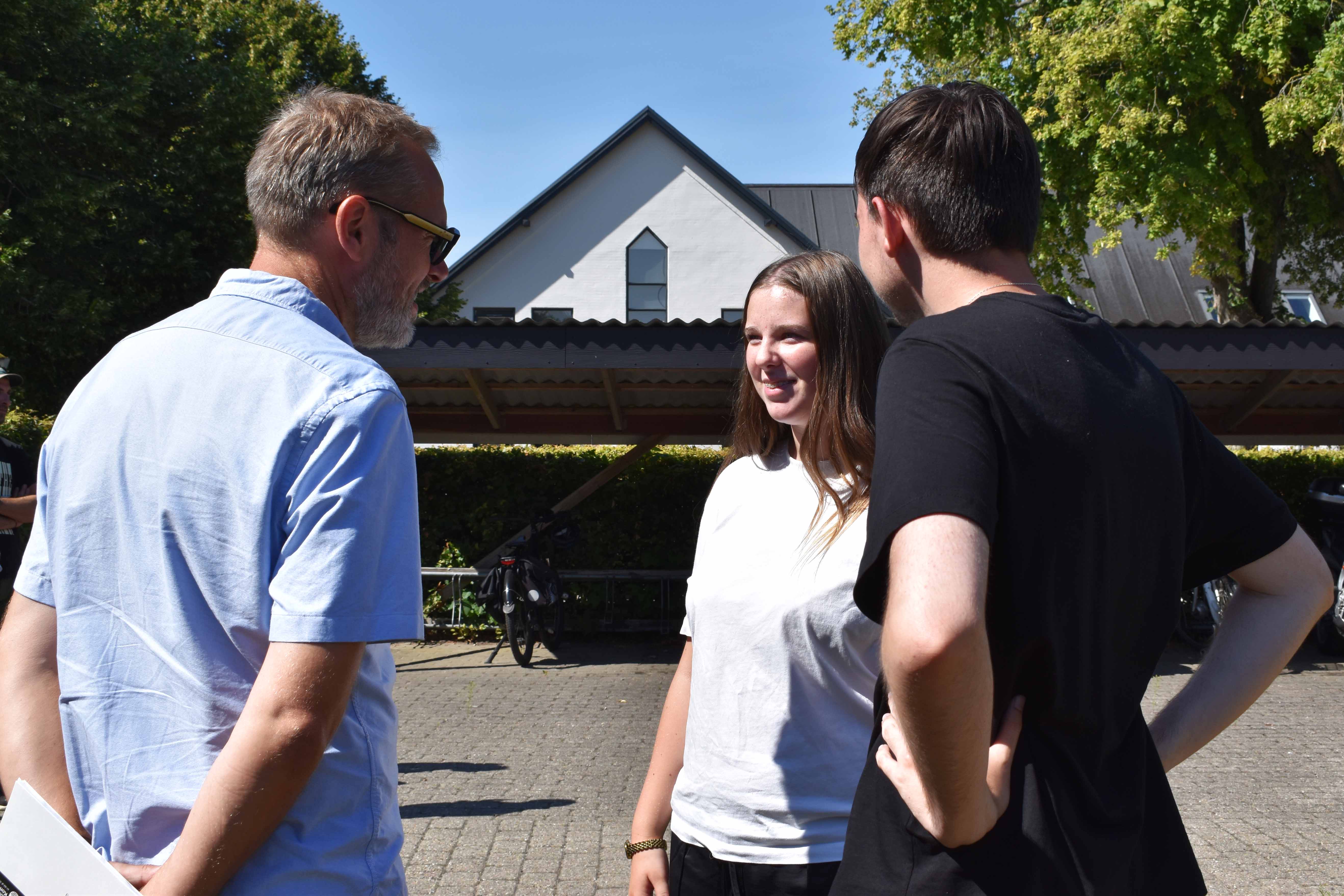 Borgmester Jakob Ville er med til at hejse Det Grønne Flag 2026. Her taler han med Ísabella Laufdal Brynjarsdóttir og Magnus Thor Gottenborg Andreasen .