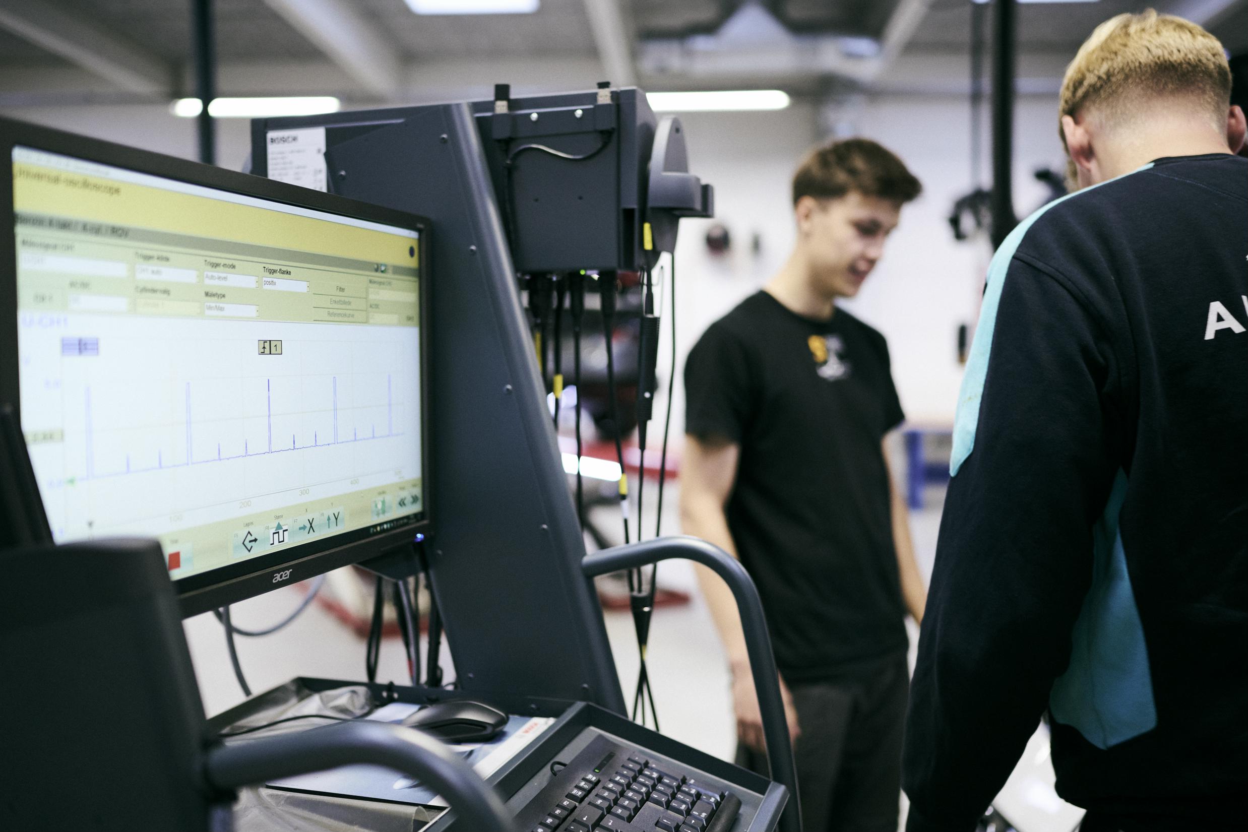 På Hansenbergs autoværksted kan mekanikereleverne øve sig i fejlfinding på forskelligt diagnoseudstyr.