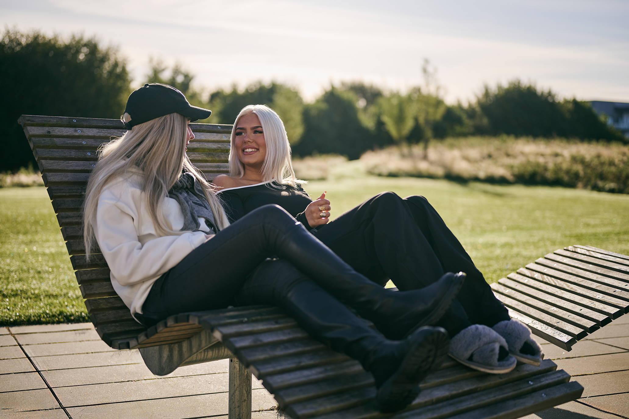 Frisøreleverne hygger sammen i pausen.
