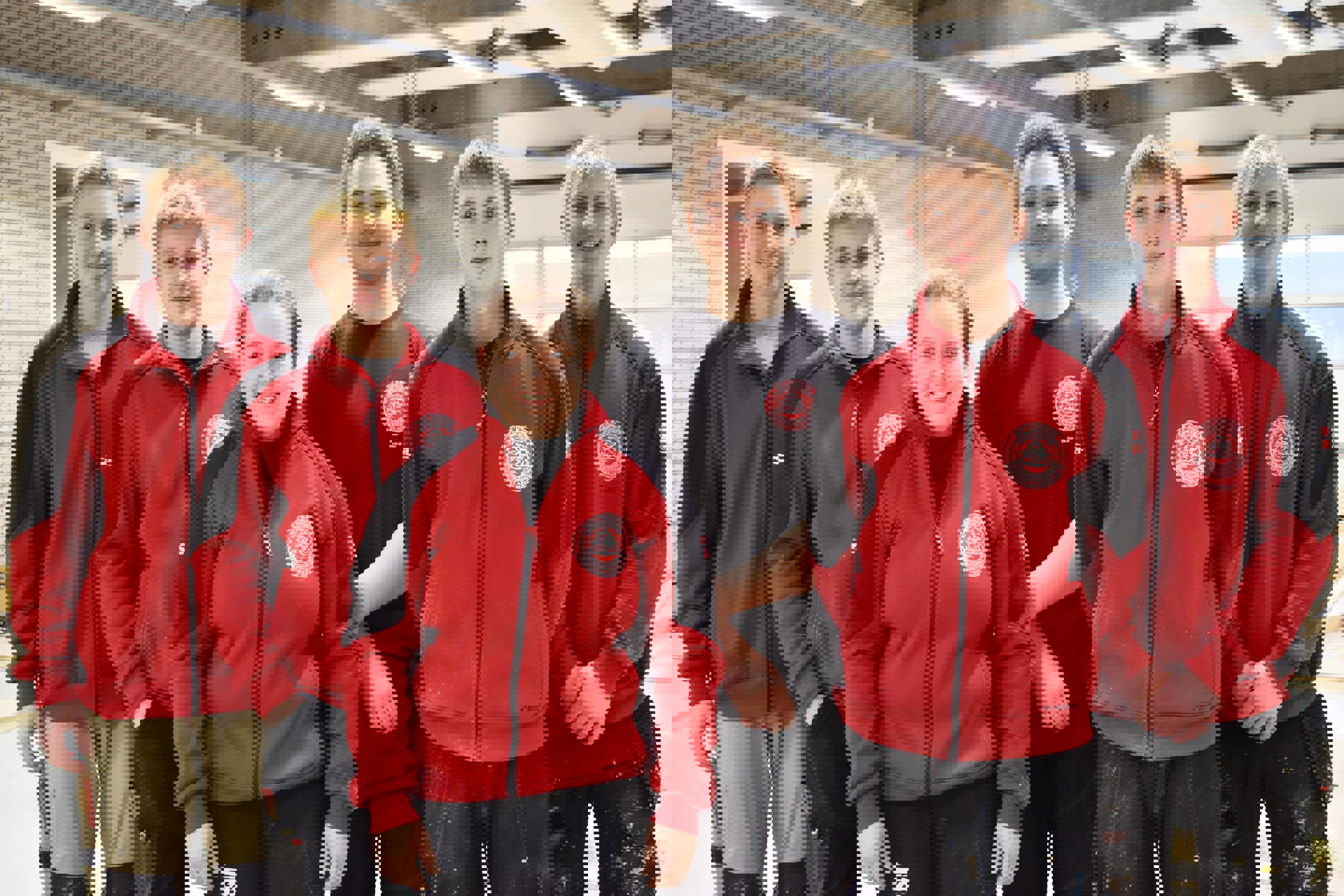 Seks landsholdsdeltagere skal snart mødes i en direkte duel ved DM i Skills – nemlig (fra venstre) Emil Dunker (EUC Nord), Emil Andersen (HANSENBERG), Kirstine Hvid Greve (Tradium), Lars Corneliussen (CELF), Noah Jensen (Herningsholm) og Hannibal Blomsterberg (U/NORD).