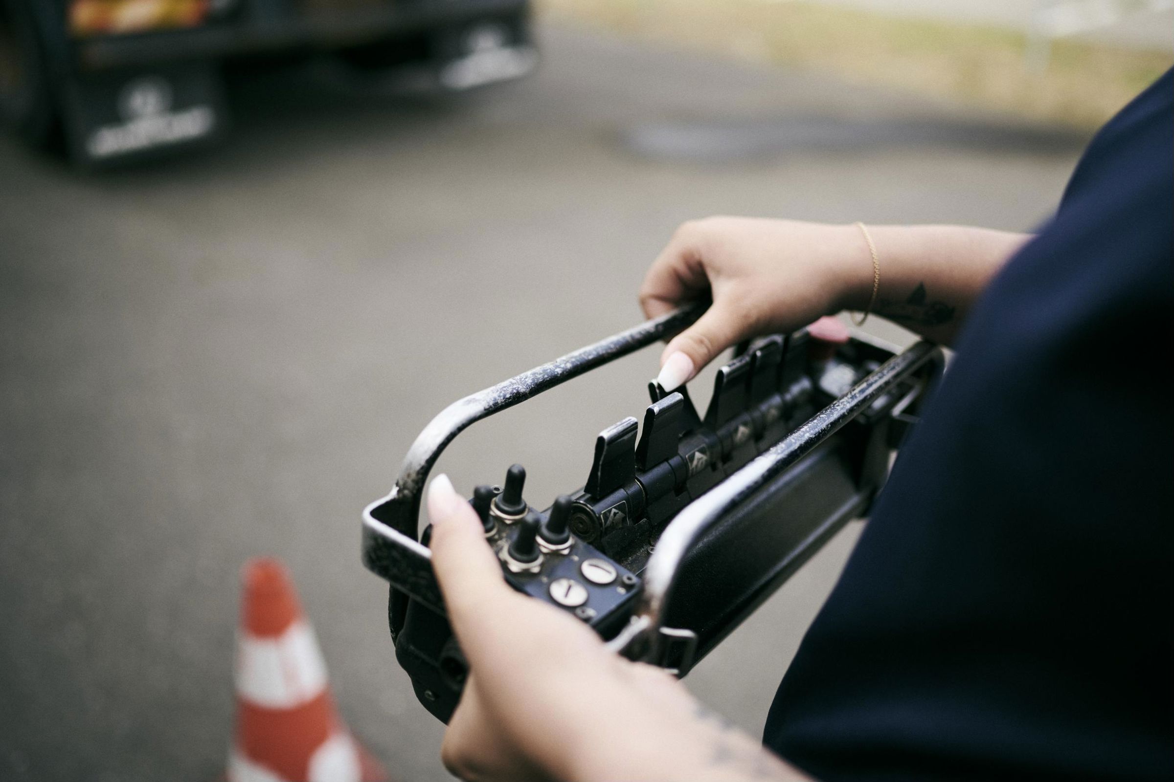 Fjernbetjeningen til kranen på en lastbil, som de bruger på uddannelsen til vejgodstransportuddannelsen.