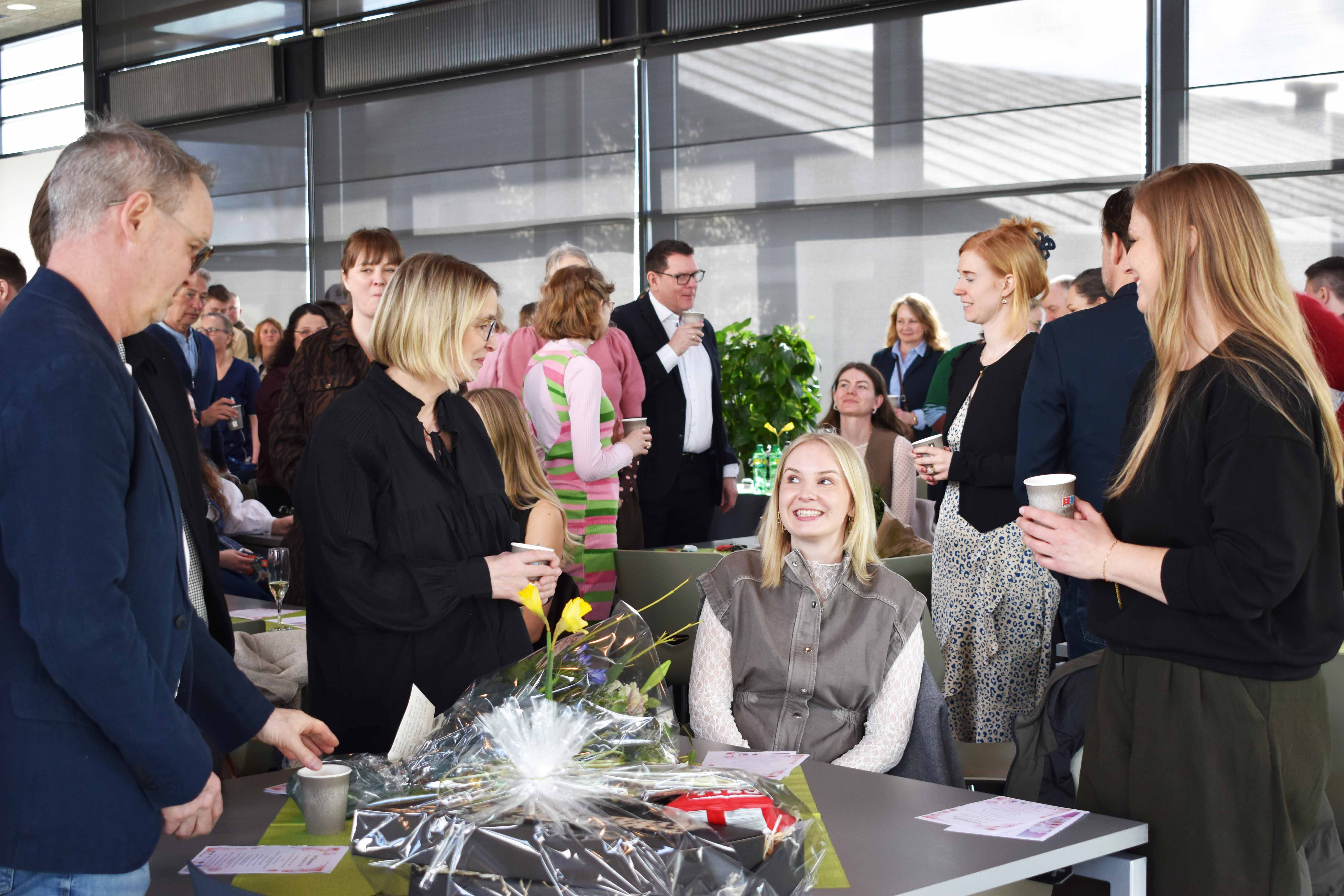 Stolte familiemedlemmer ved dimissionen den 27. marts 2026.