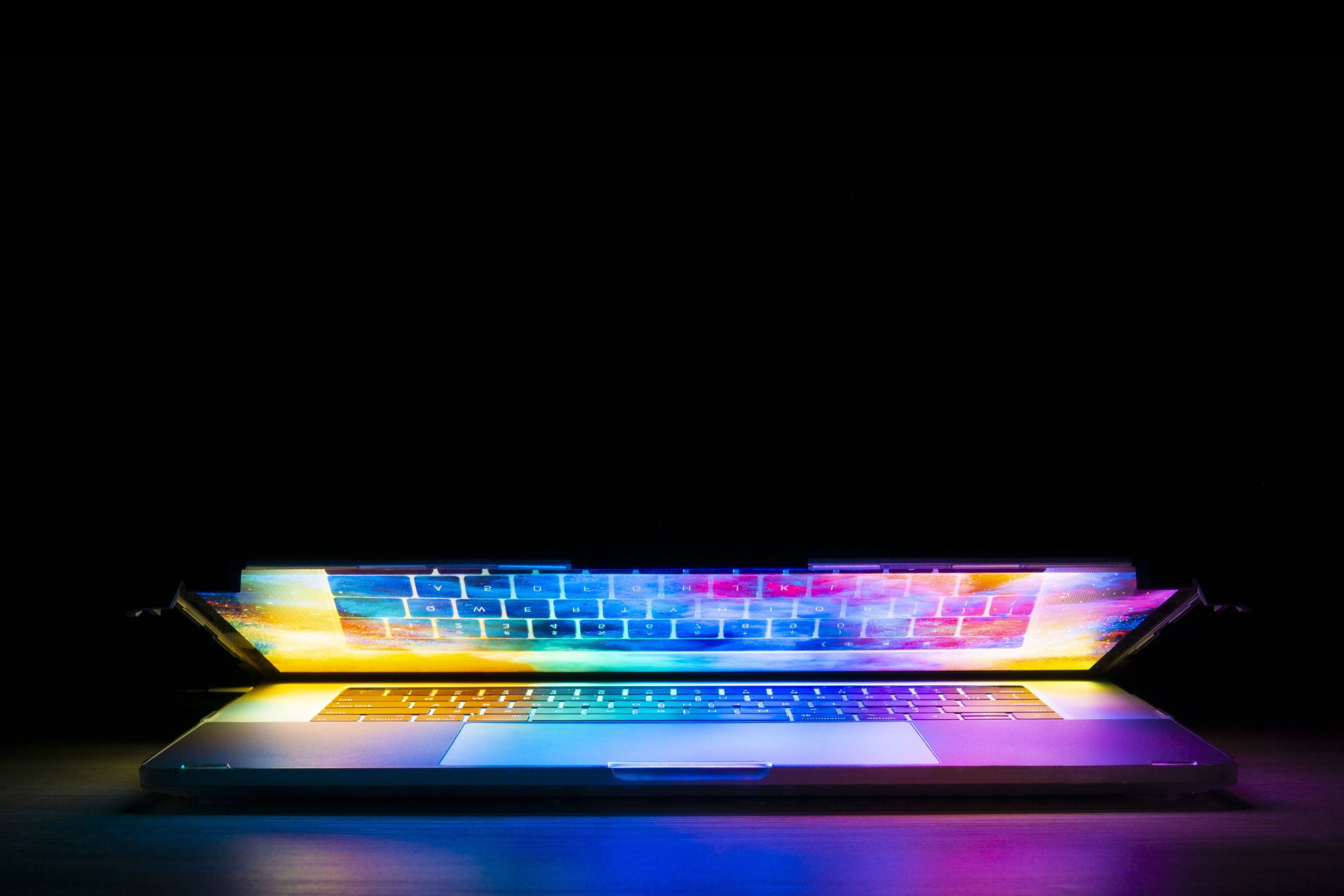 Kreativiteten blomstrer, når mediegrafikerne bruger deres værktøj, her er det em MacBook.