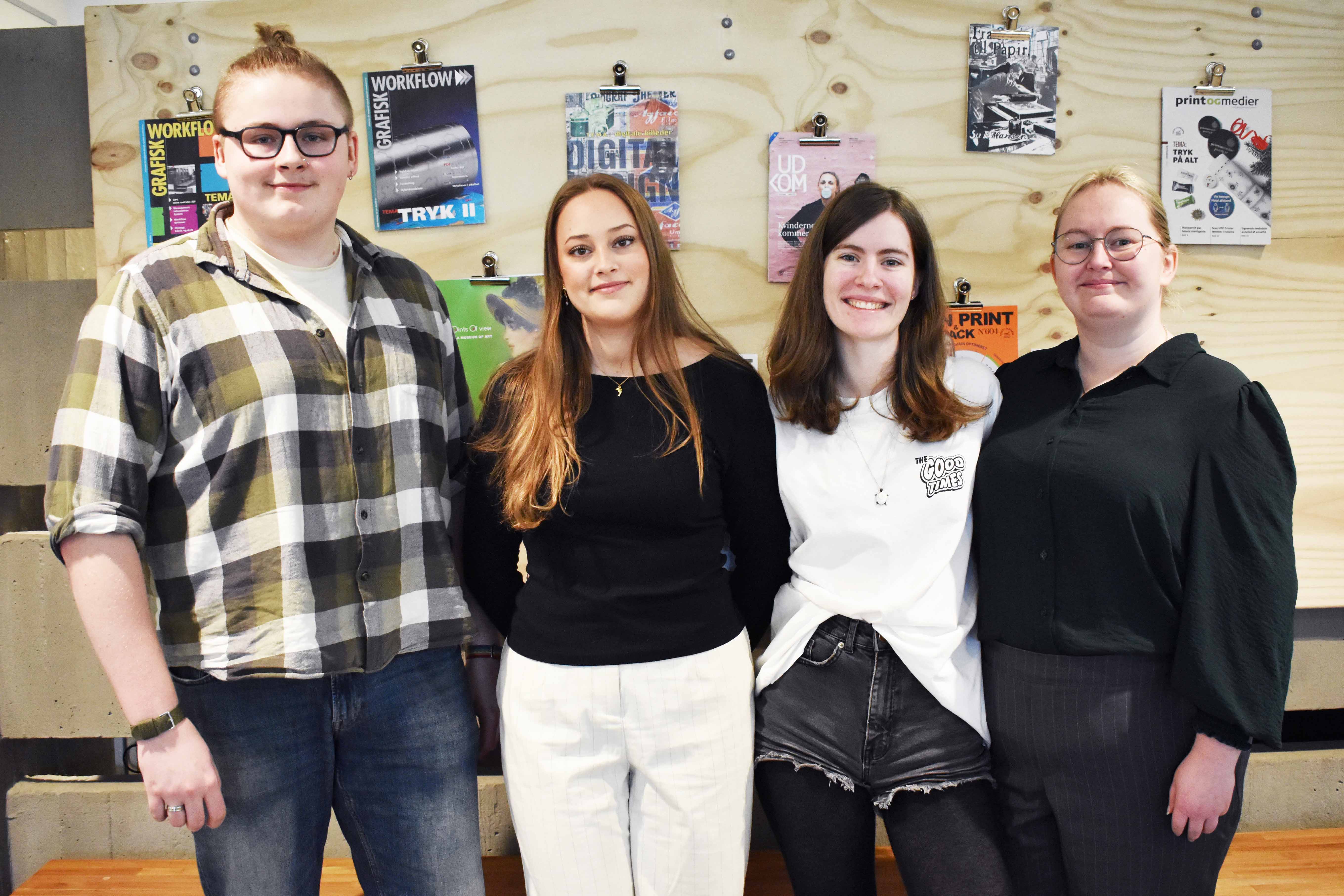 Lea Nordtorp Dalager, Julie Gissel, Maria Kyed og Luka Ravn Schmidt arbejder med SoMe på uddannelsen til mediegrafiker