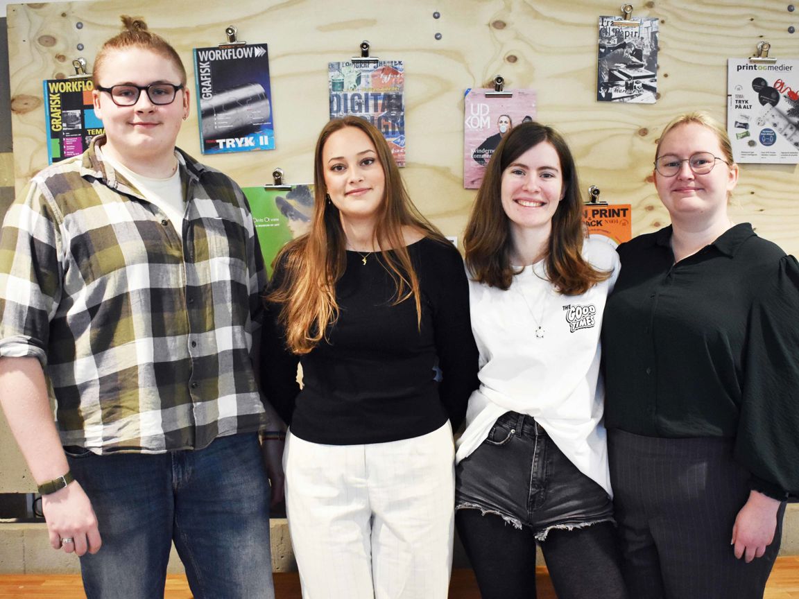 Lea Nordtorp Dalager, Julie Gissel, Maria Kyed og Luka Ravn Schmidt arbejder med SoMe på uddannelsen til mediegrafiker