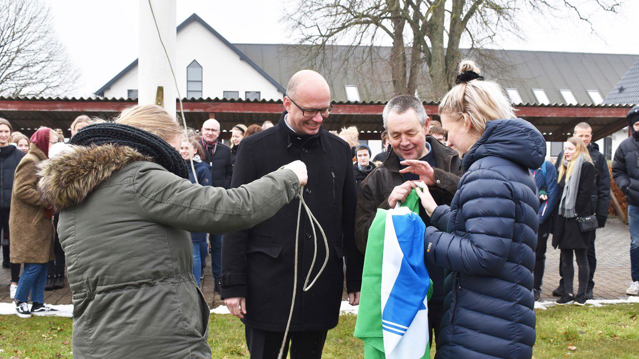 I 2018 hjælper Koldings borgmester Jørn Petersen med at hejse det grønne flag på Hansenberg for første gang.