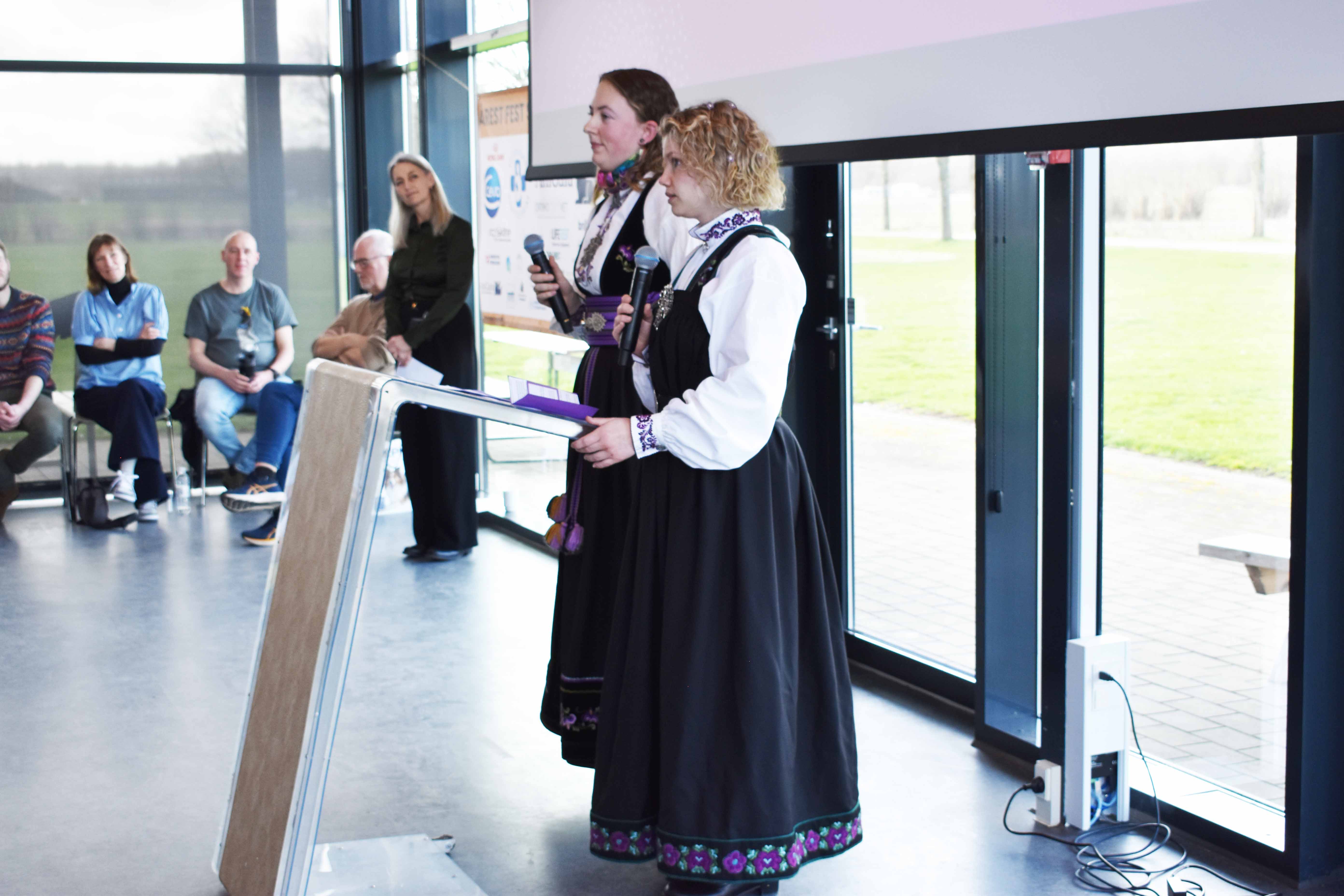 Ingri Horge Gilndø og Victoria Onsum holder tale på vegne af de norske elever ved dimissionen den 27. marts 2026.