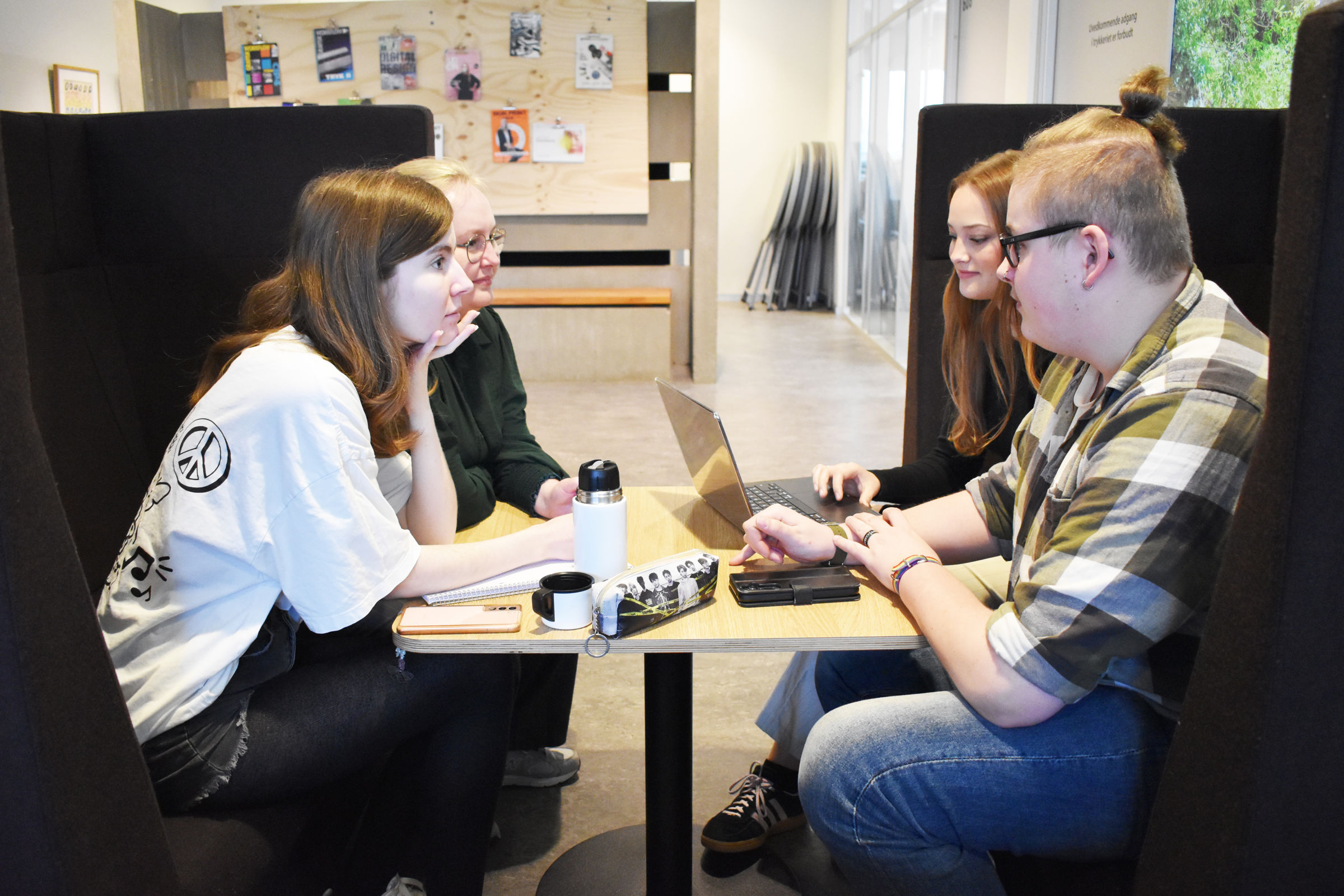 Lea Nordtorp Dalager, Julie Gissel, Maria Kyed og Luka Ravn Schmidt arbejder med SoMe på uddannelsen til mediegrafiker.