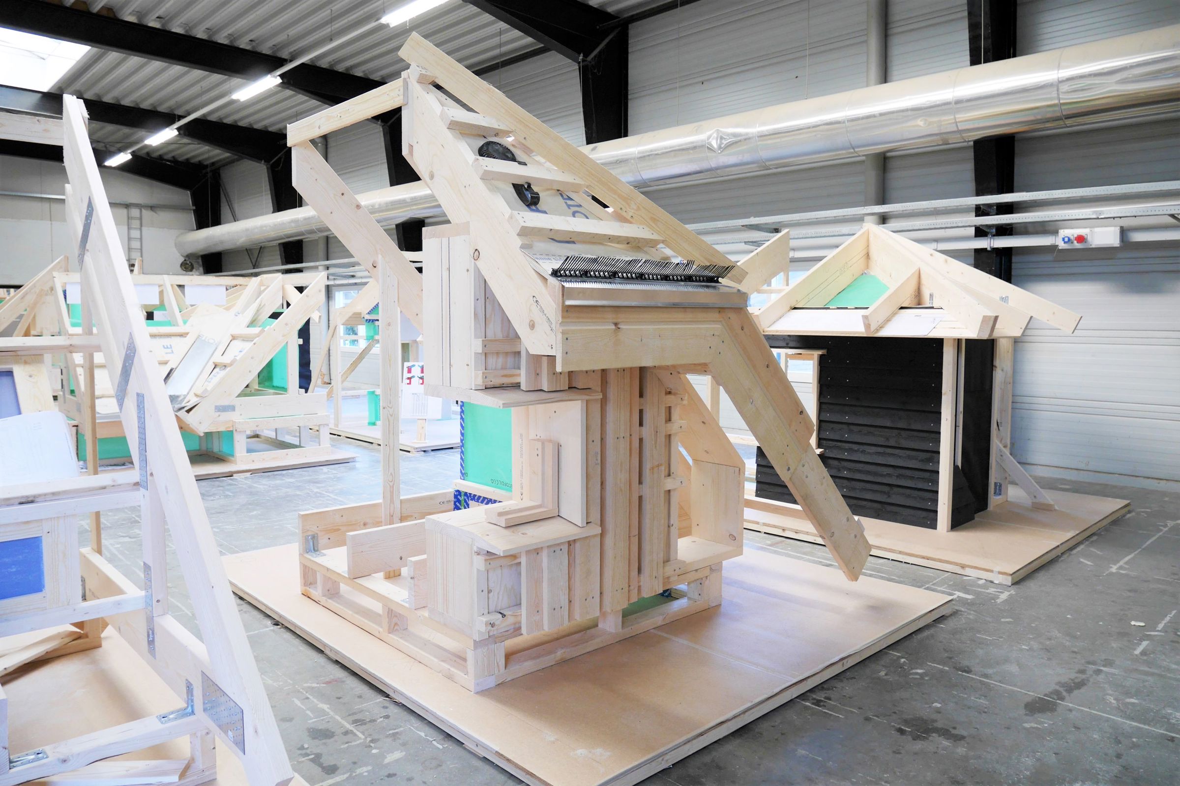 Her ses nogle af svendestykkerne på tømreruddannelsen, det er udsnit af bygninger inkl. spær, beklædning og isolering mv.