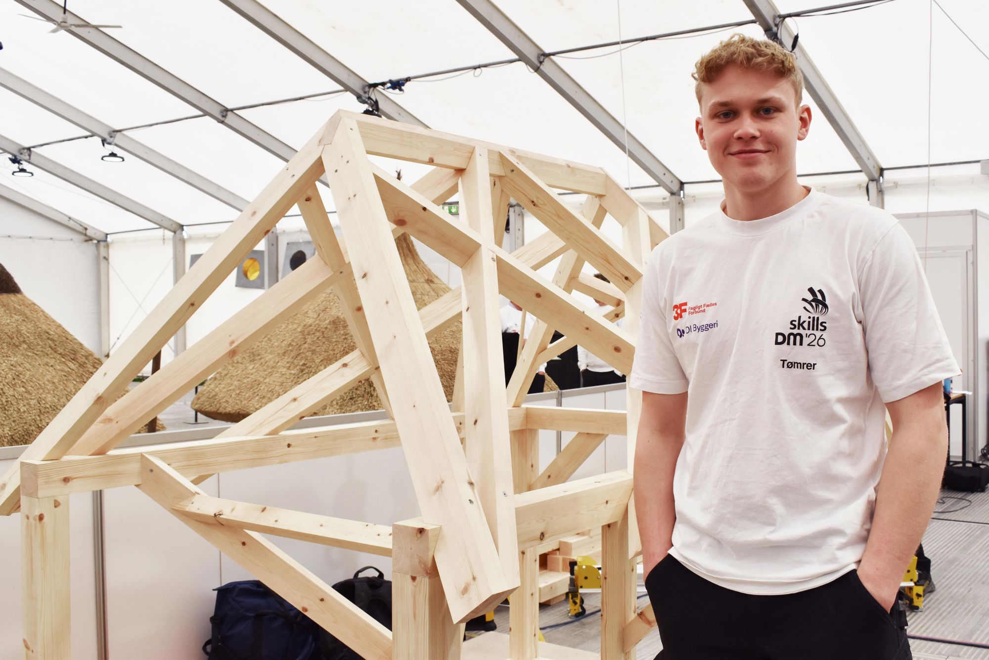 Emil Andersen er tømrerlærling og på tømrerlandsholdet, og han vandt Arbejdsmiljøprisen ved DM i Skills 2026.