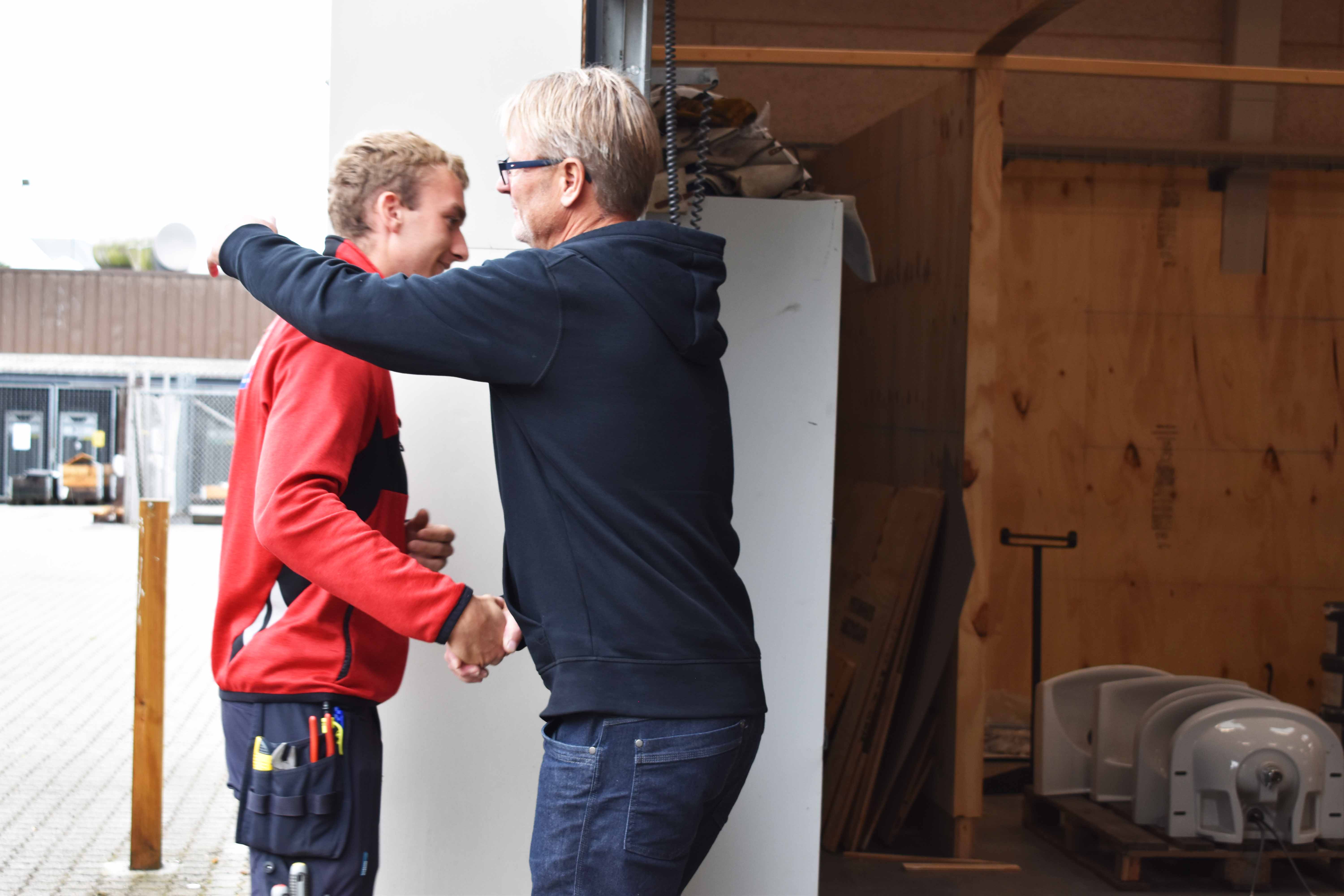 Victor Kring har kvalificeret sig til Regionsmesterskabet for VVS-energispecialister, og faglærer Lars Dibbern var dommer ved Skolemesterskabet.