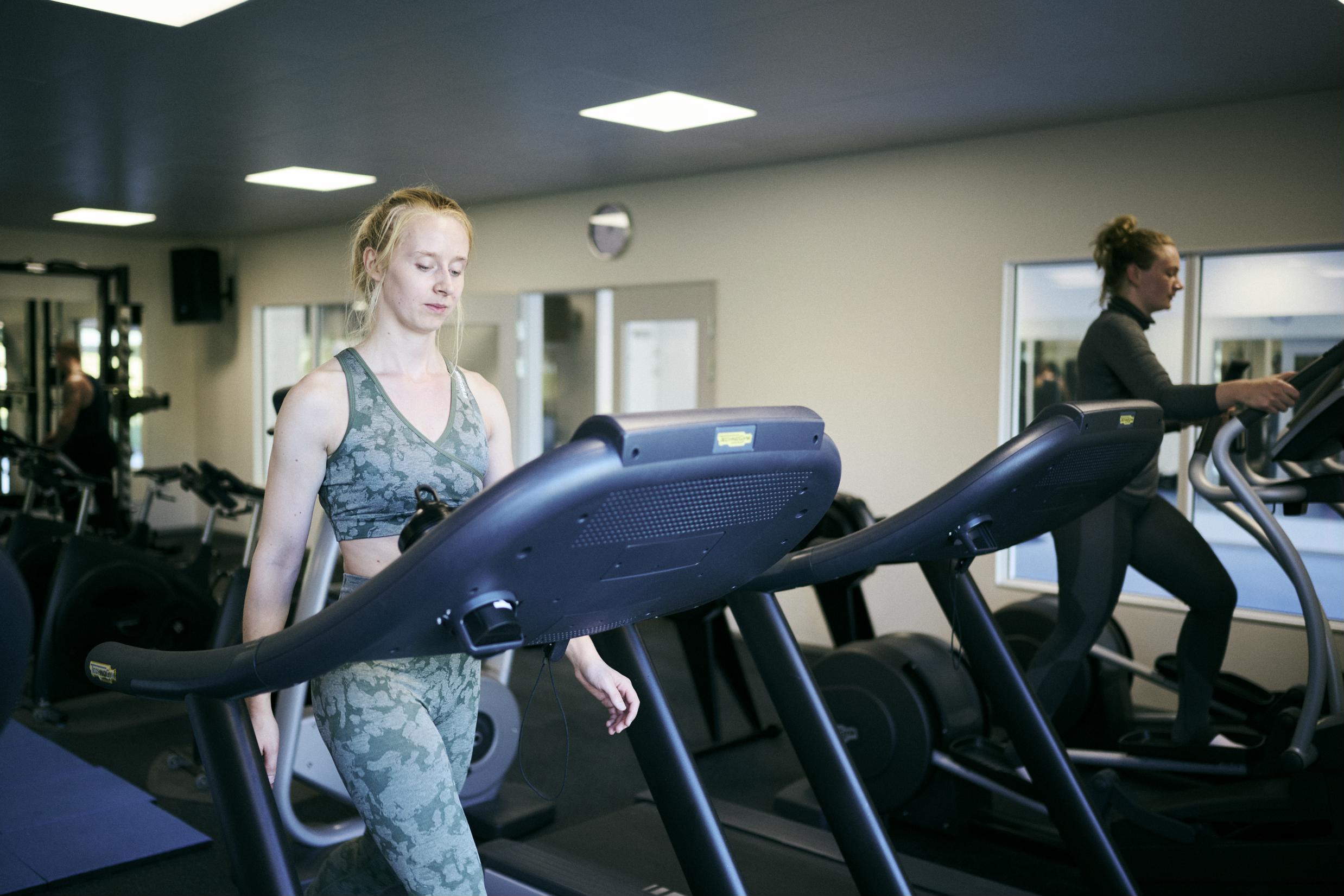 Eleverne på Fitness- og træneruddannelsen på løbebåndene, for de skal have et godt kendskab til fitnessmaskinerne.