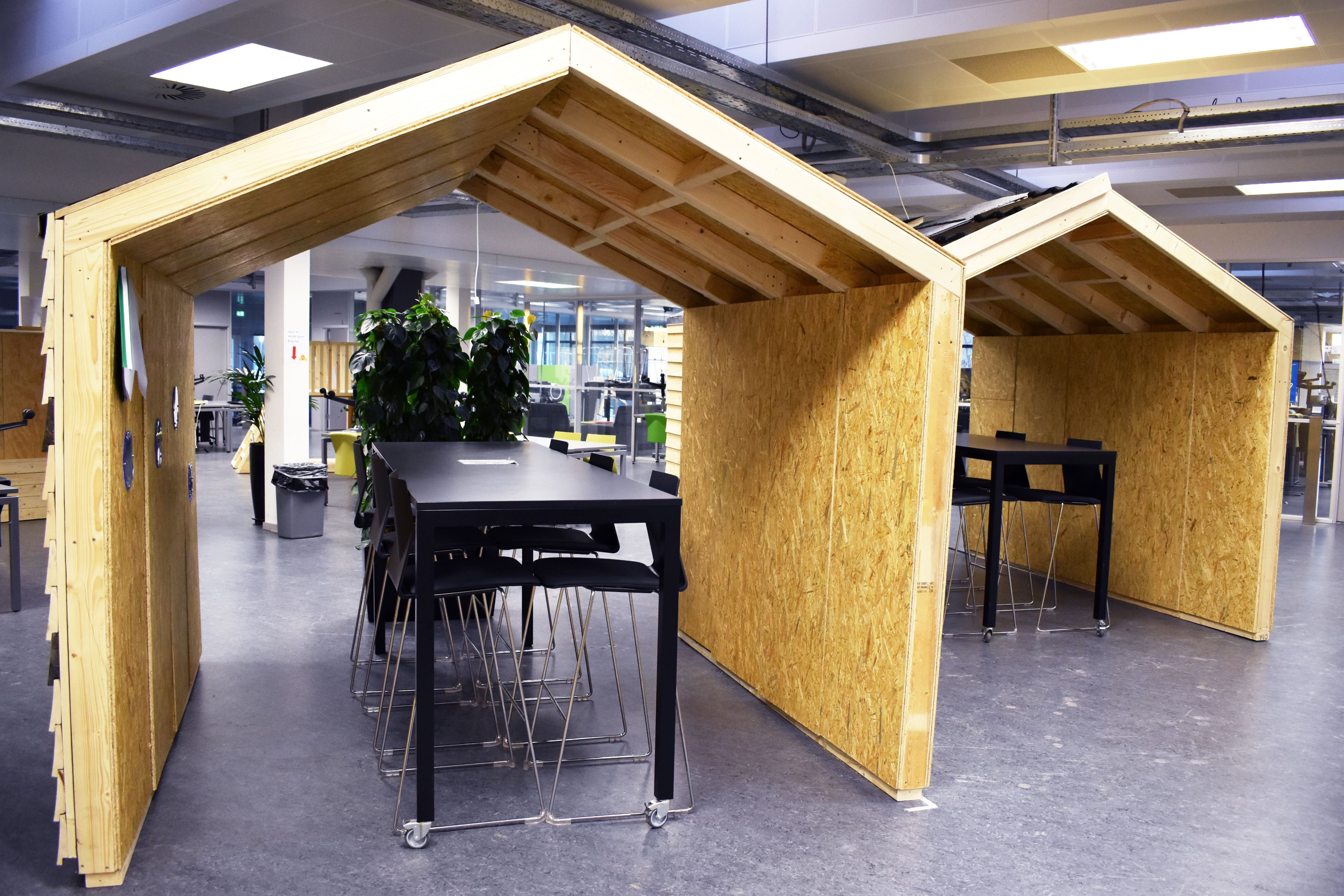 Studiemiljøet på C.F. Tietgens Vej, de små hytter, der bruges til gruppearbejde, har tømrereleverne bygget.