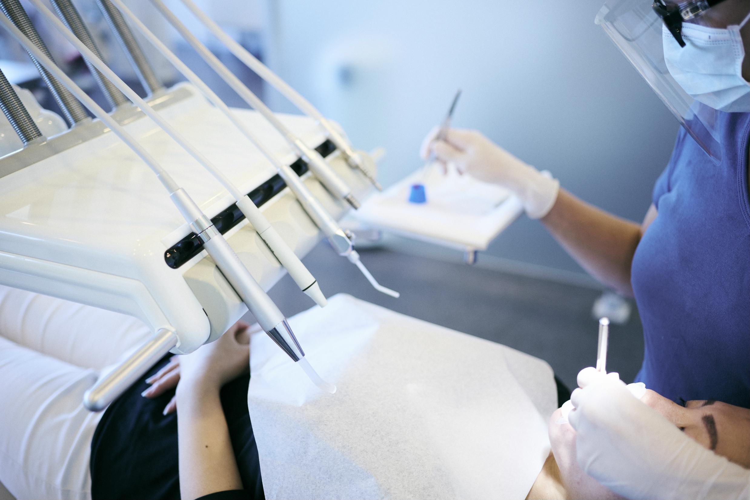 Tandklinikassistenteleverne øver sig i at rense tænder på hinanden eller andre frivillige i skolens tandklinik.
