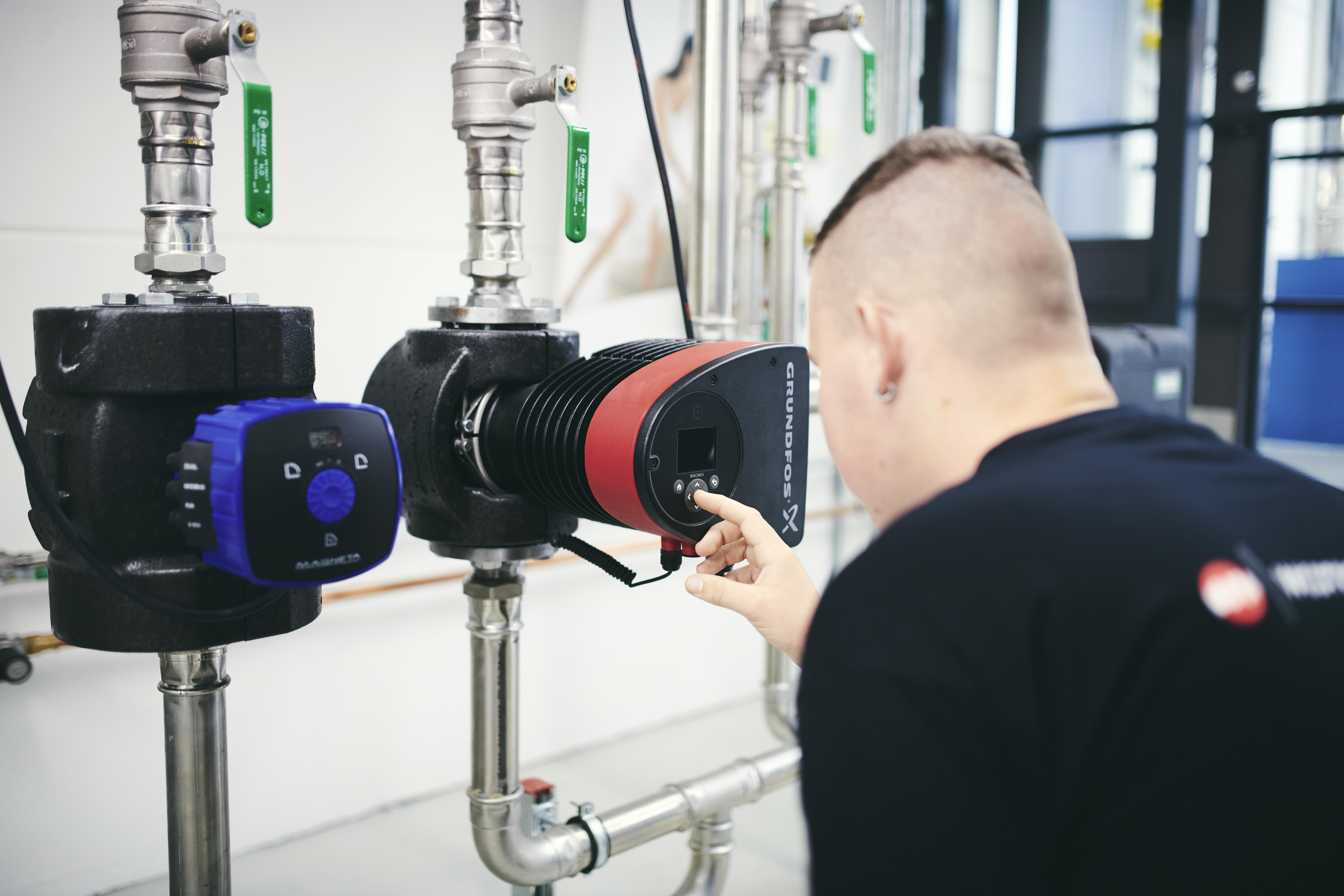 Som vvs-energispecialistlærling lærer du at indstille diverse anlæg, så de ikke kun er effektive men også bruger mindst mulig energi.