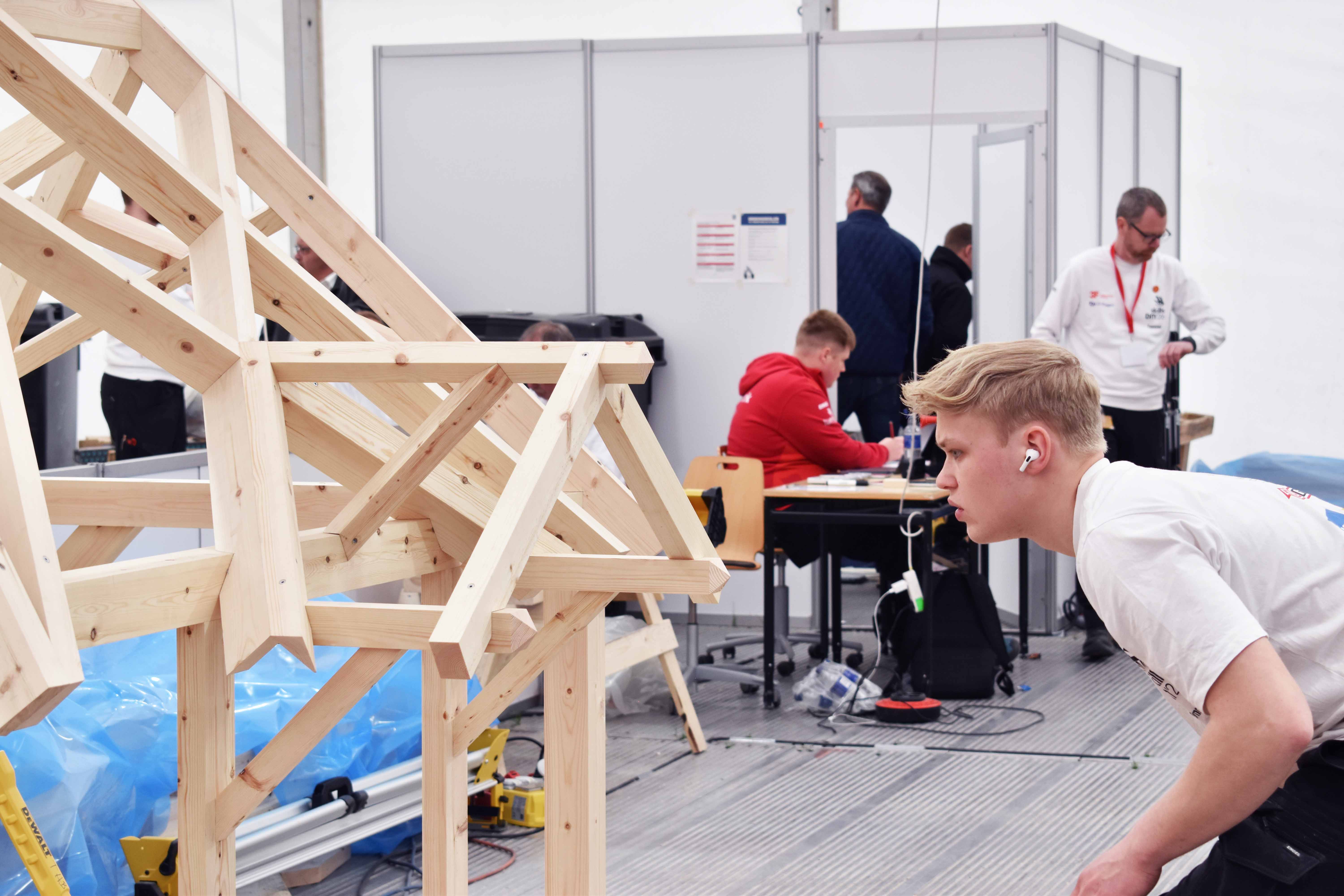 Emil Andersen er tømrerlærling og på tømrerlandsholdet, og han vandt Arbejdsmiljøprisen ved DM i Skills 2026.