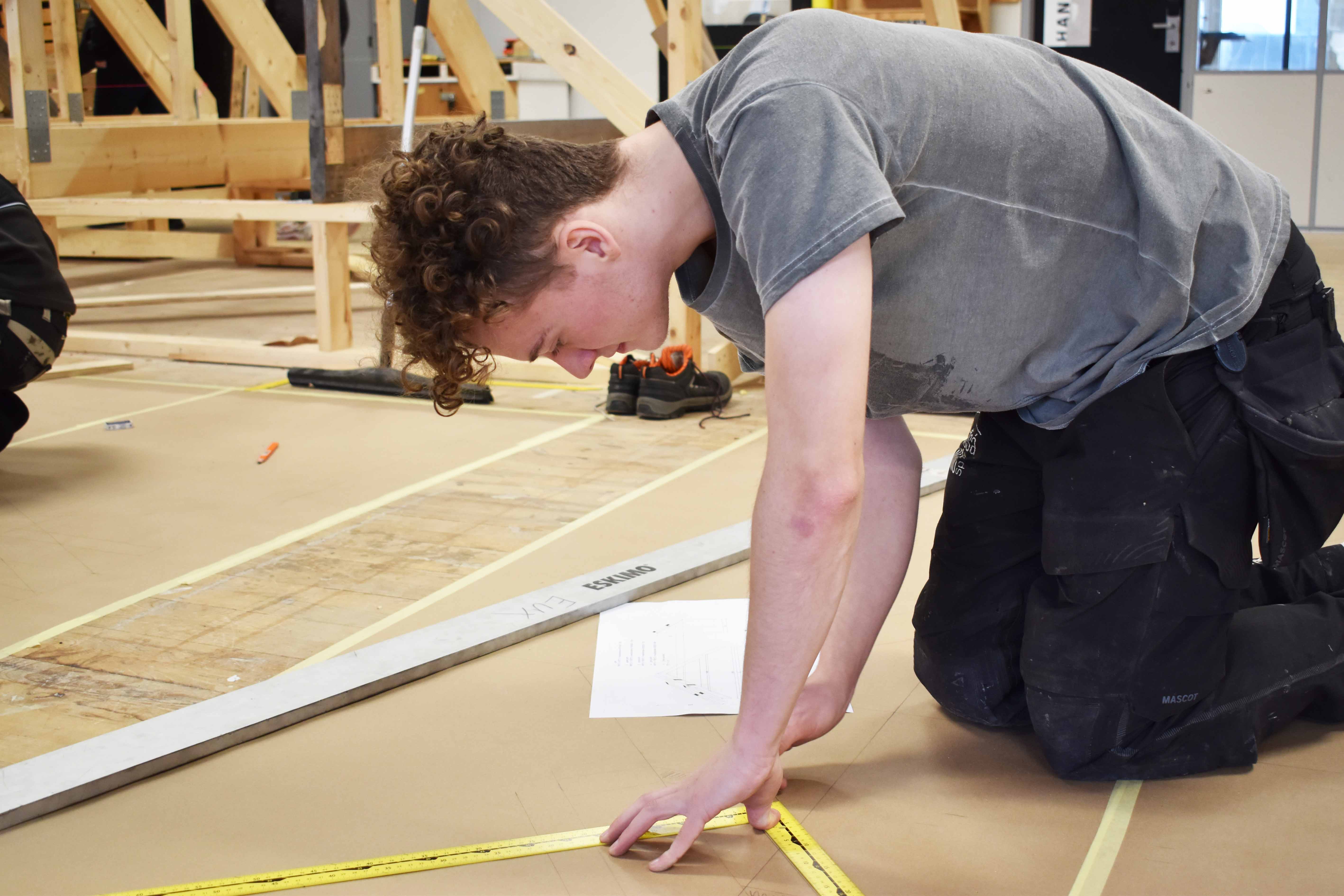 Tømrerelev arbejder i værkstedet til Åbent Hus 2026