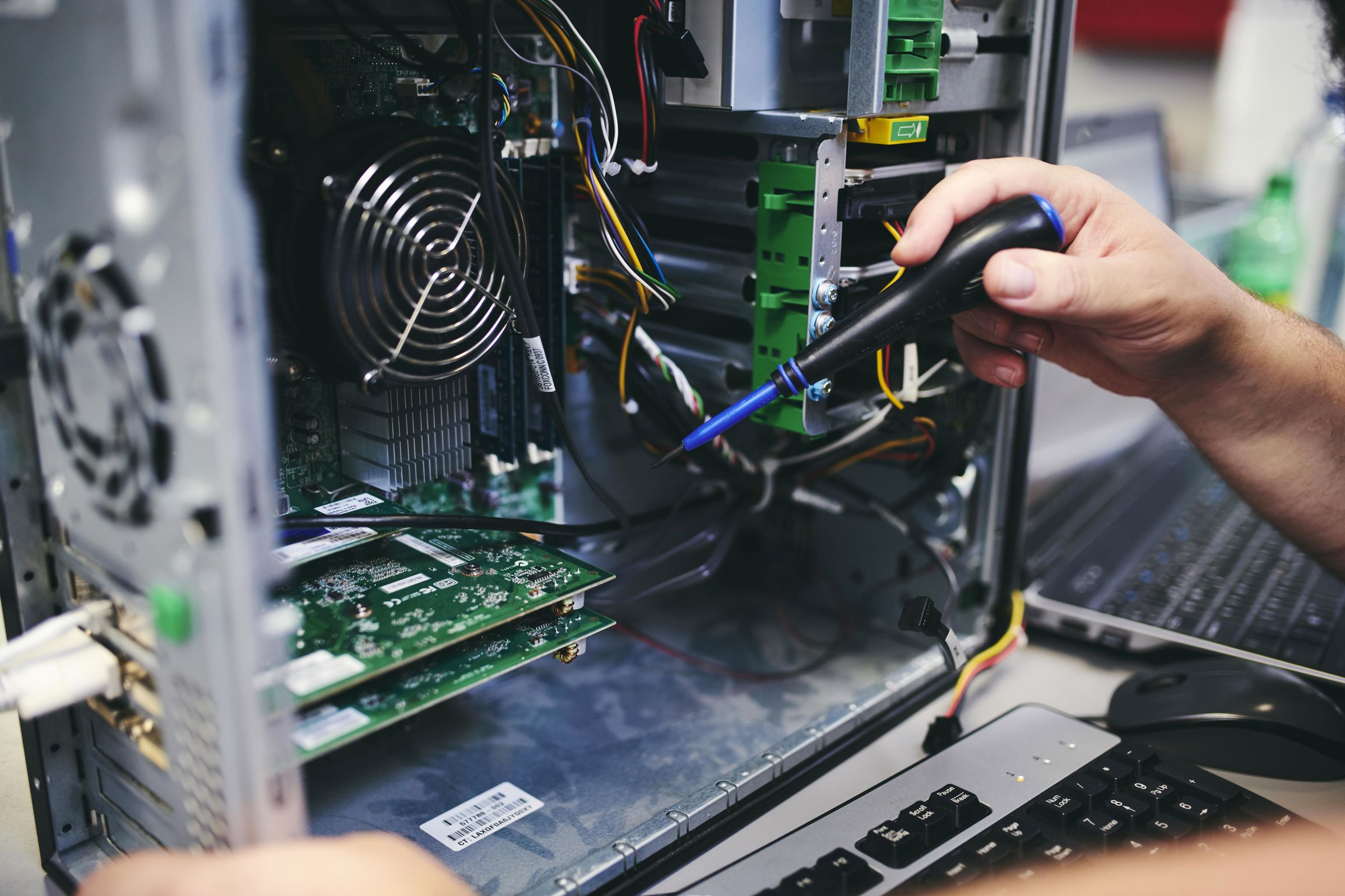 På data- og kommunikationsuddannelsen får du også værktøjet i hånden og bliver klogere på computerens hardware.