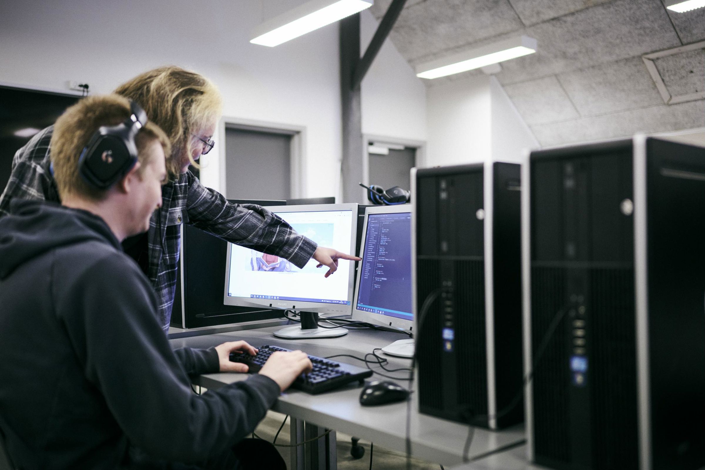 Eleverne på webudvikleruddannelsen kigger på skærmen med de indtastede koder.