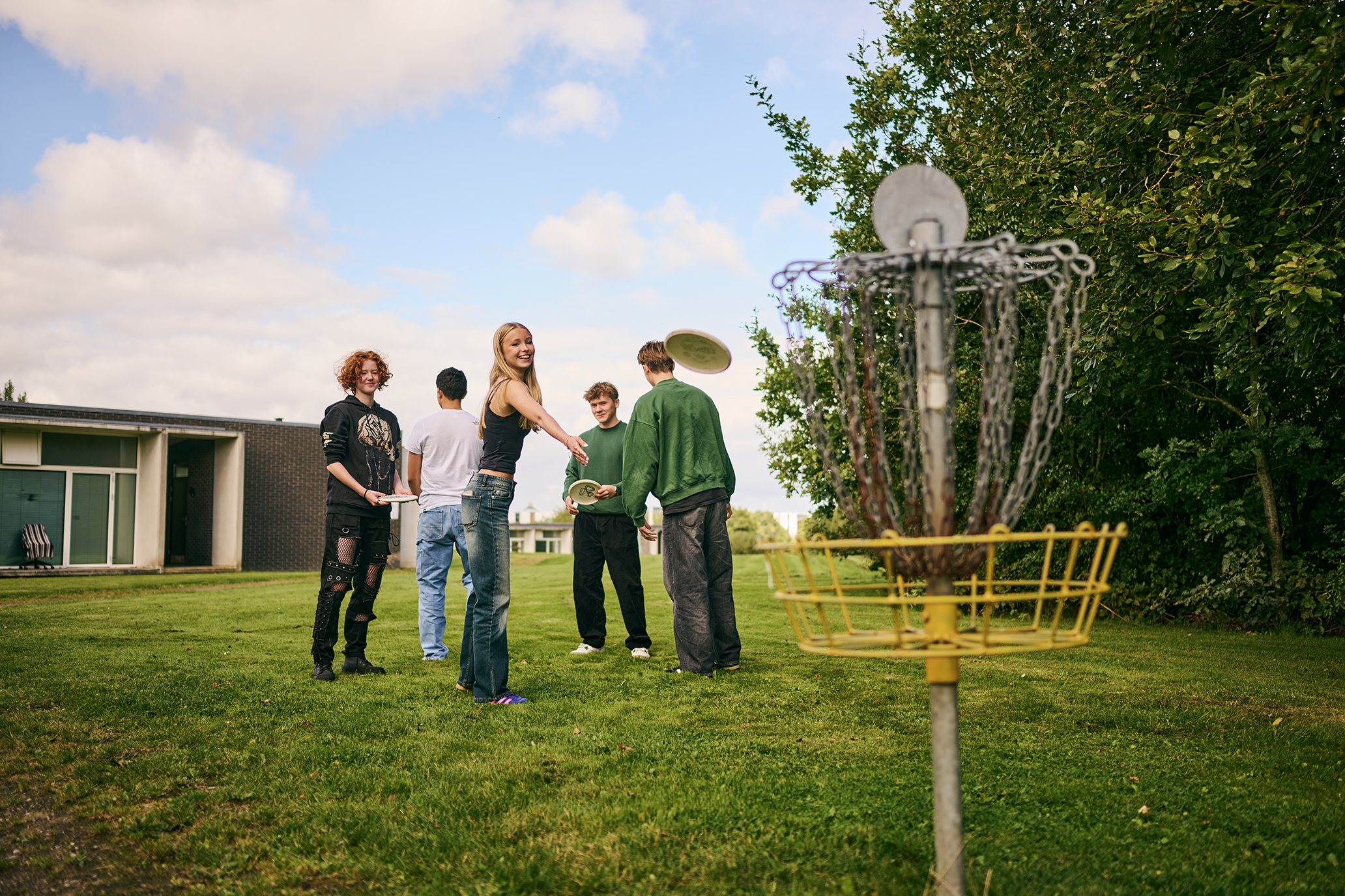 Det gælder om at sigte rigtigt, når htx-eleverne spiller discgolf i pausen.