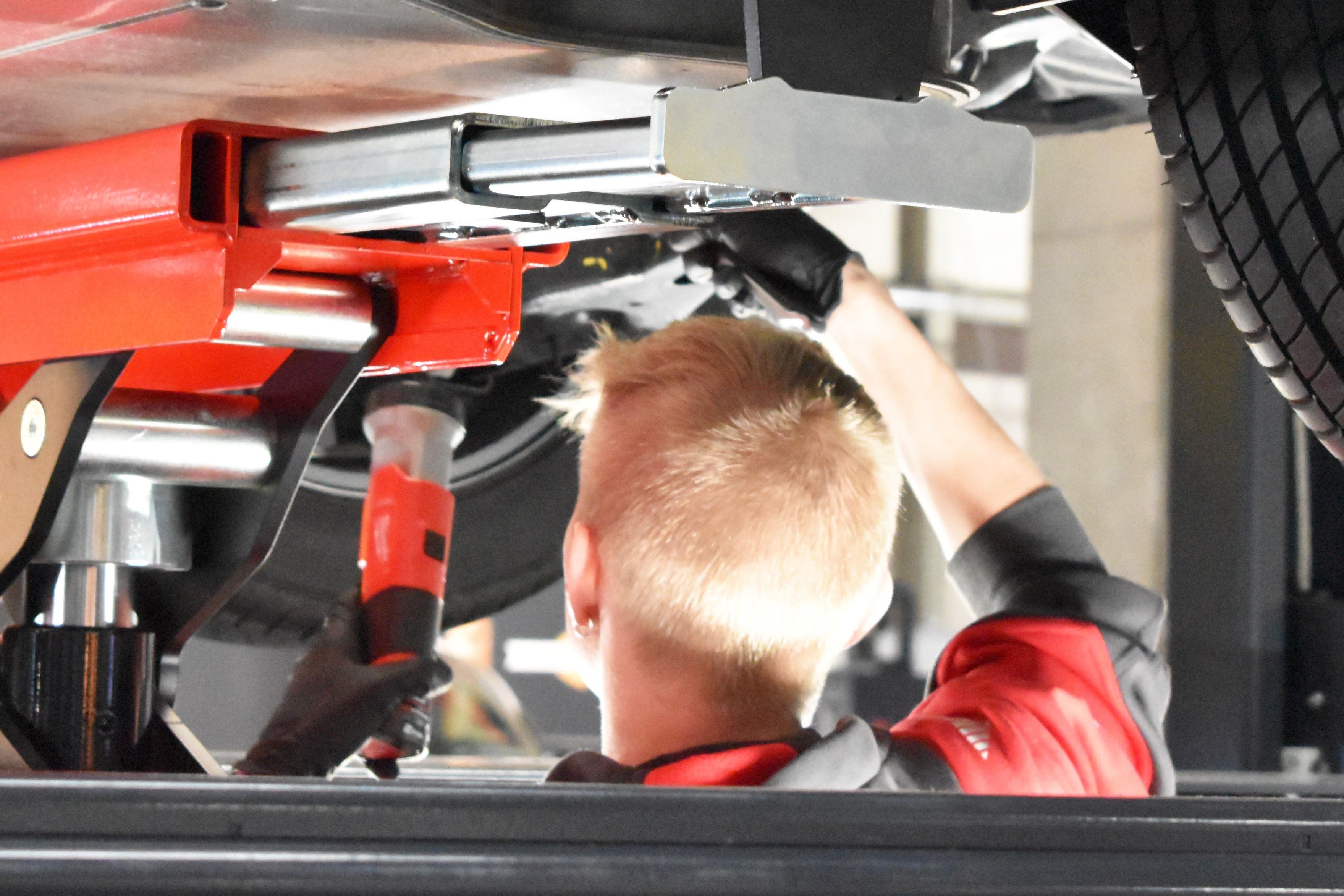 Mekanikerlærlingen Silas fejlsøger på en bil under konkurrencen DM i Skills 2024.