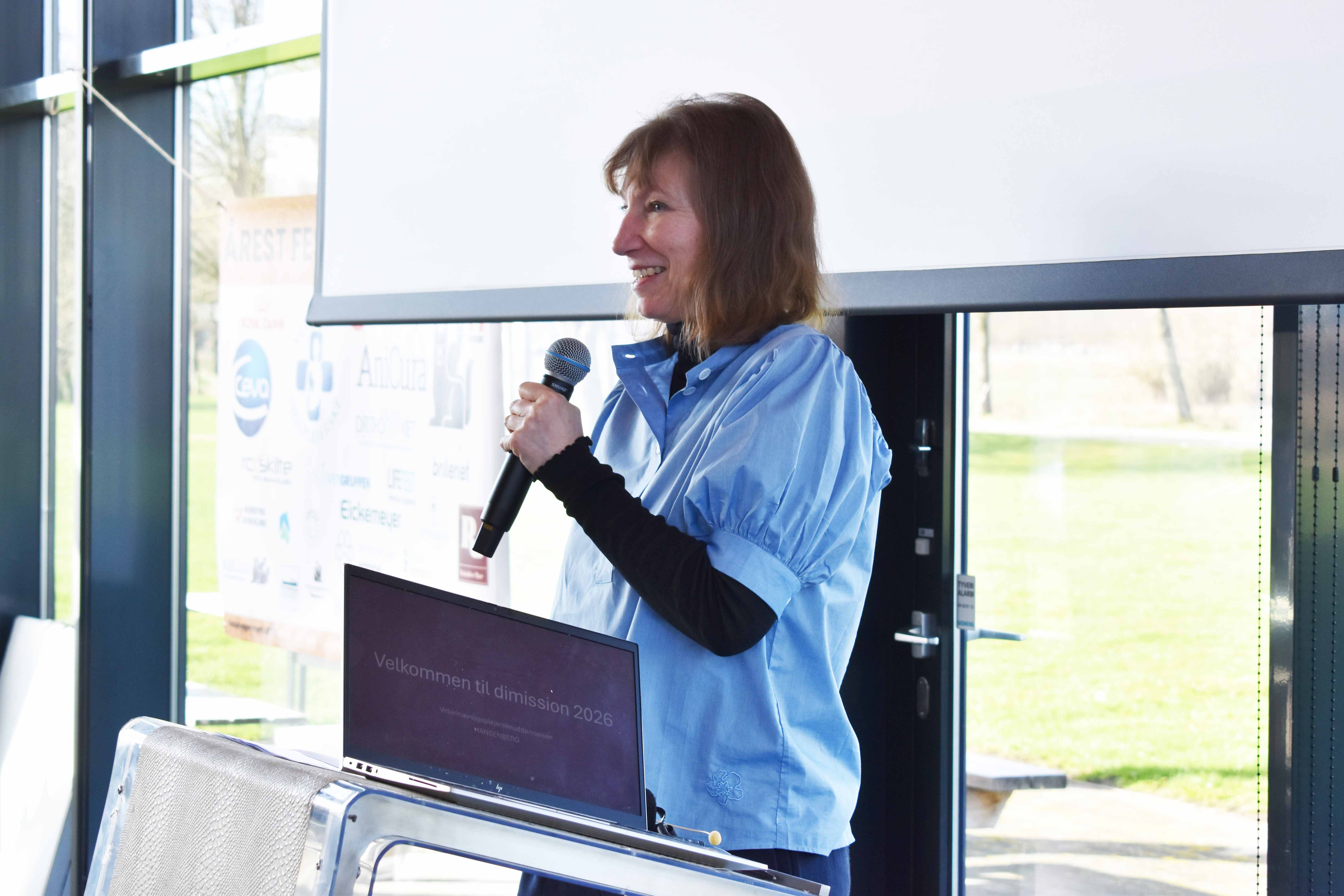 Faglærer Ursula Poulsen holdt tale på vegne af underviserne.