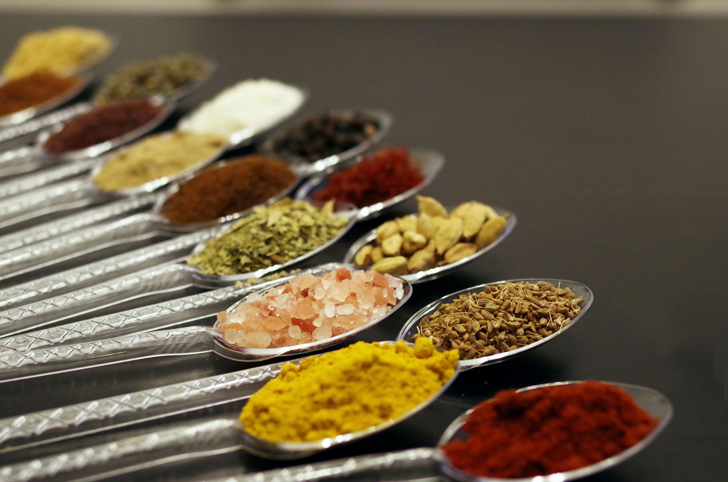 Når der er FoodCamp for elever i 5.-10. klasse på Hansenberg, så afprøver de forskellige ingredienser som disse krydderier