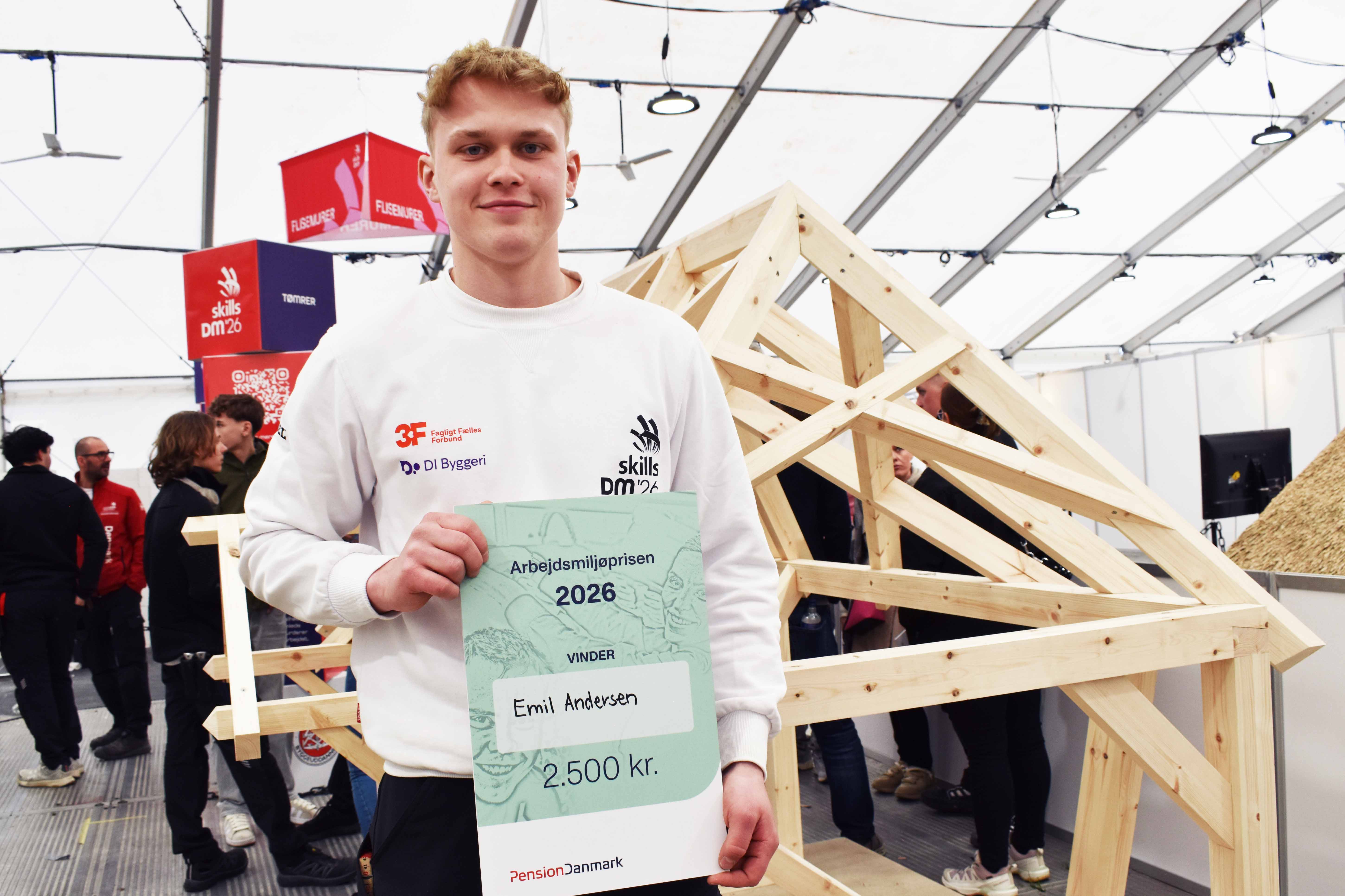 Emil Andersen er tømrerlærling og på tømrerlandsholdet, og han vandt Arbejdsmiljøprisen ved DM i Skills 2026.