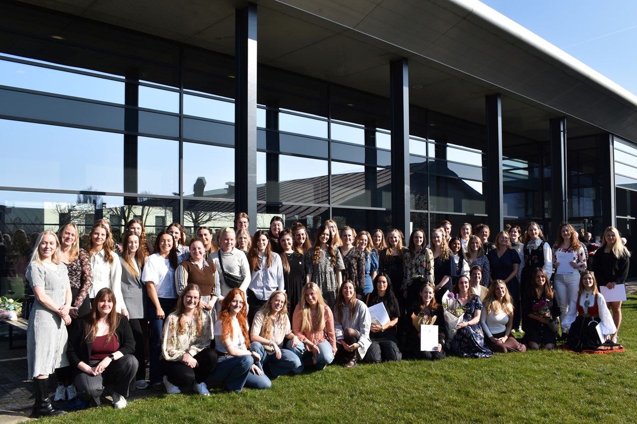 Holdfoto med nye veterinærsygeplejersker marts 2025