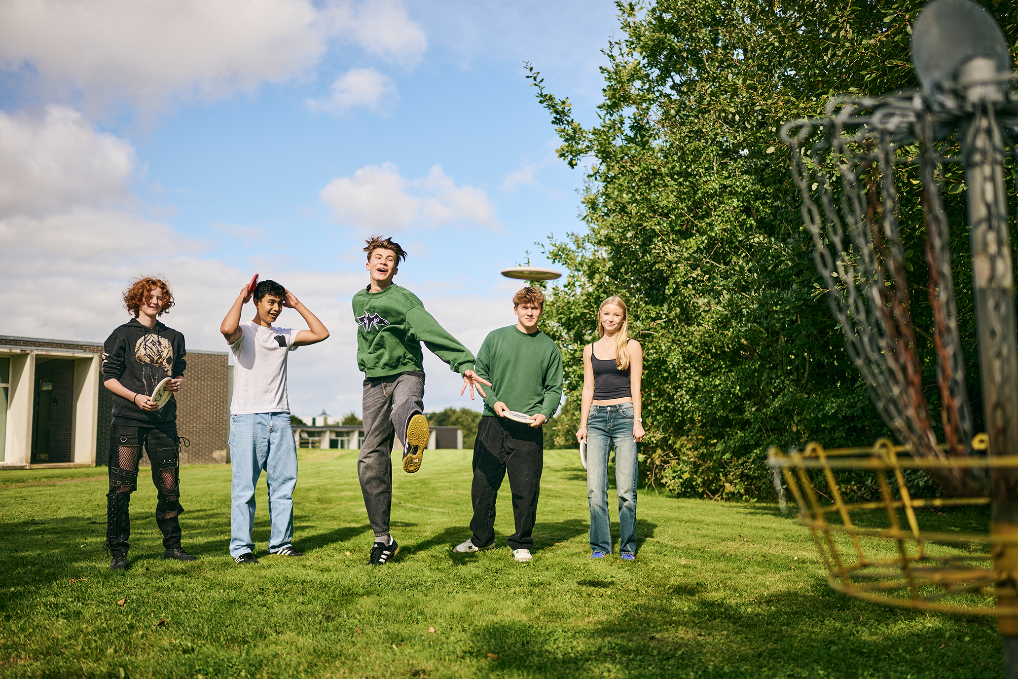 På Skovvangen har skolen en discgolfbane, som eleverne flittigt bruger i pauserne.