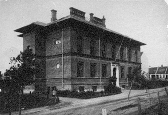 i 1890 flytter skolen ind i en helt ny bygning på Platangade, som nu hedder Vesterbrogade 6, i Kolding.