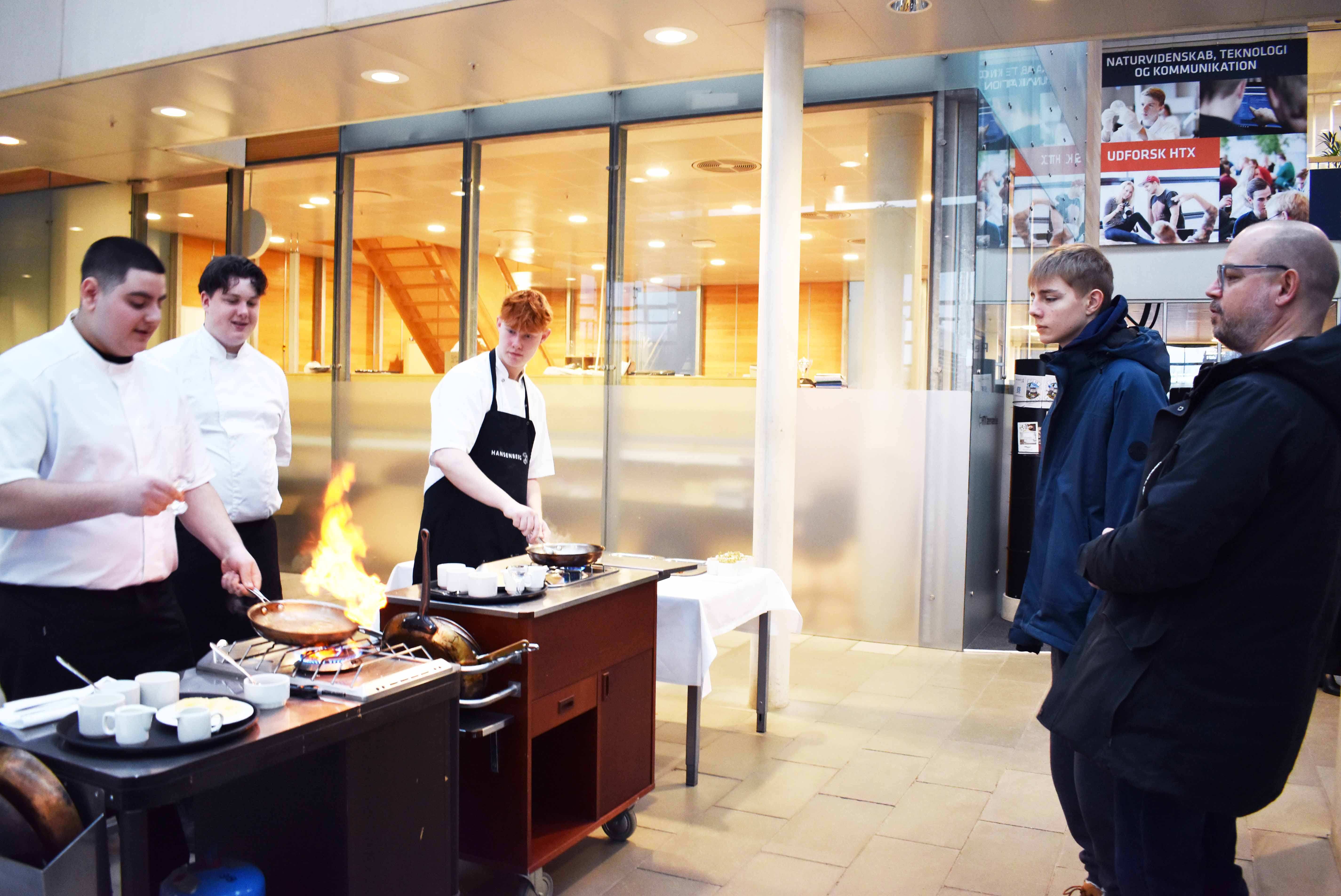 Elever fra Grundforløb 2 flamberer frugt til Åbent Hus