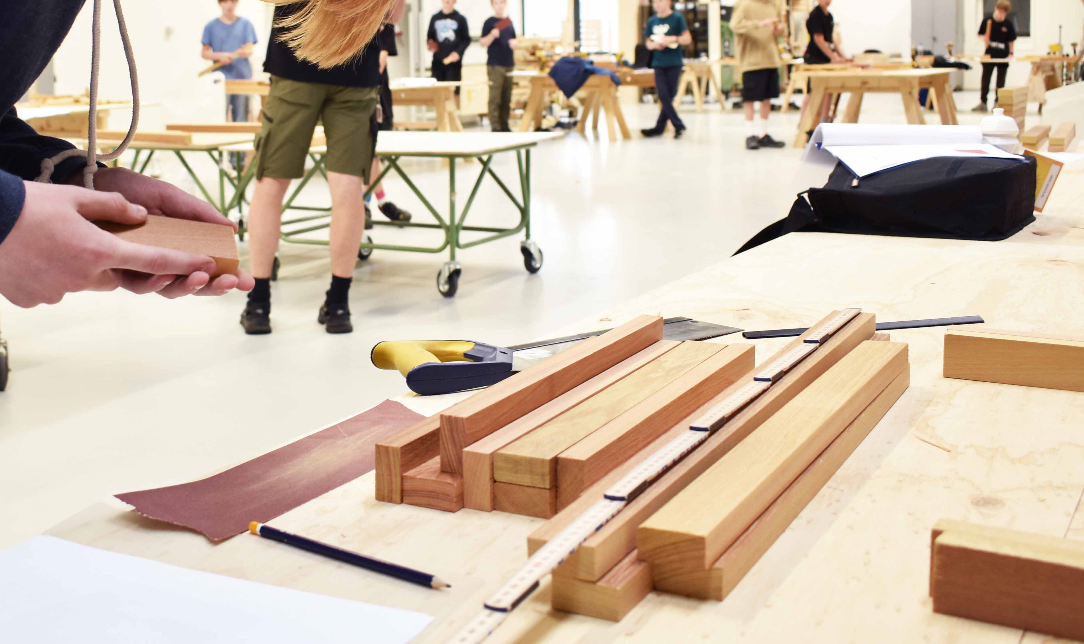 Der arbejdes med træ på tømrerværkstedet på Hansenbergs afdeling på C.F. Tietgens Vej.