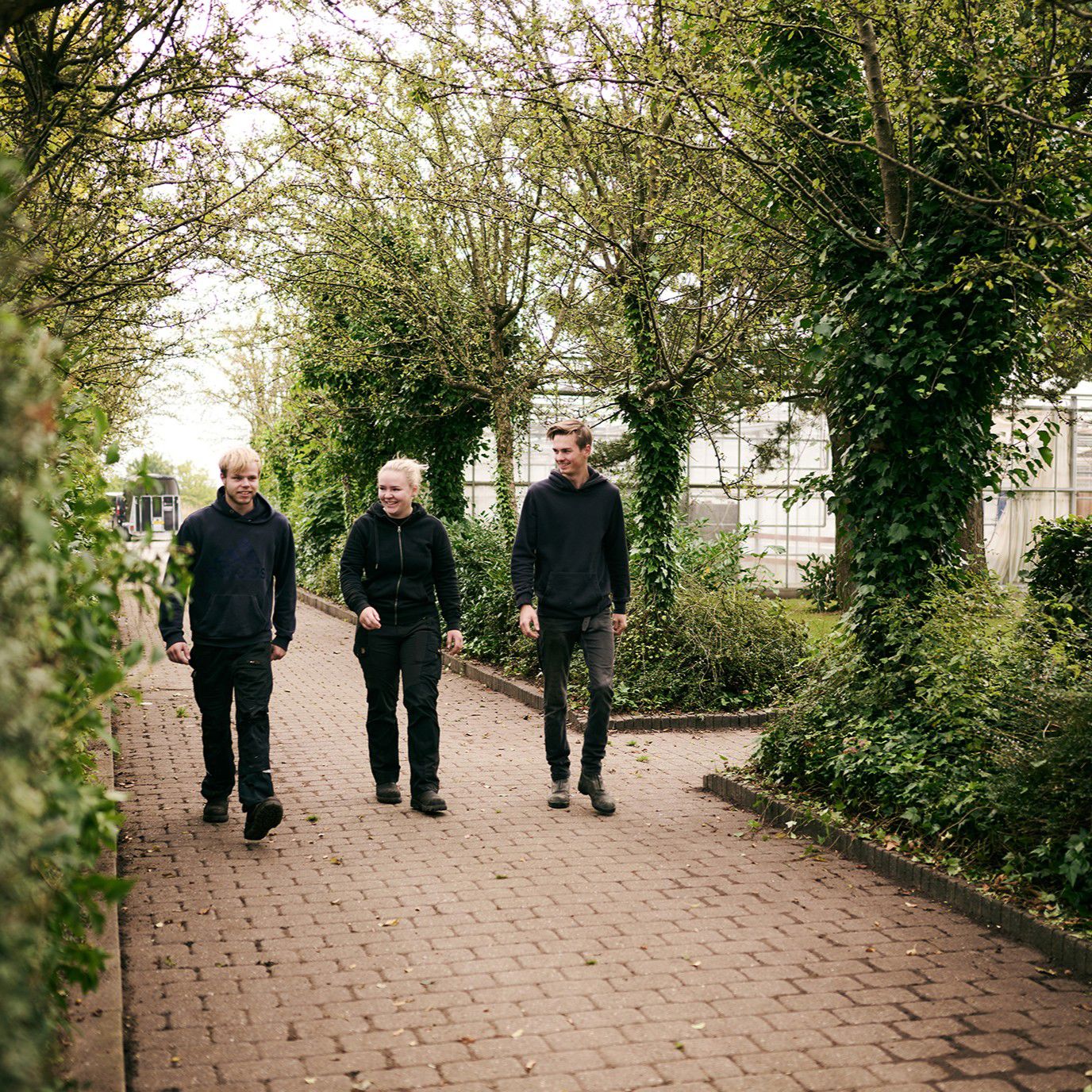 3 elever trækker frisk luft i de grønne omgivelser på skolens adresse i Vranderup