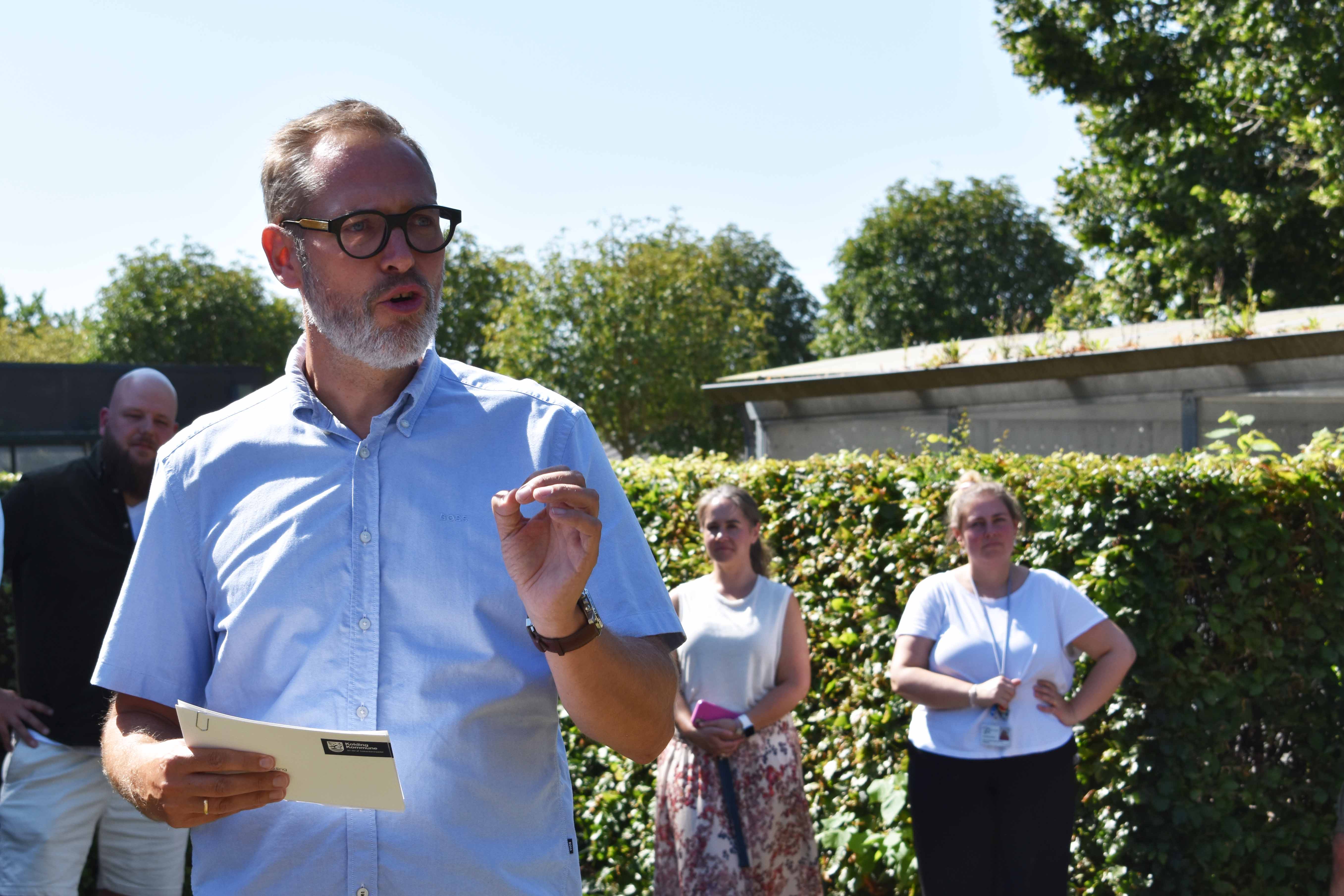 Borgmester Jakob Ville holder tale på HANSENBERGs adresse i Vranderup.
