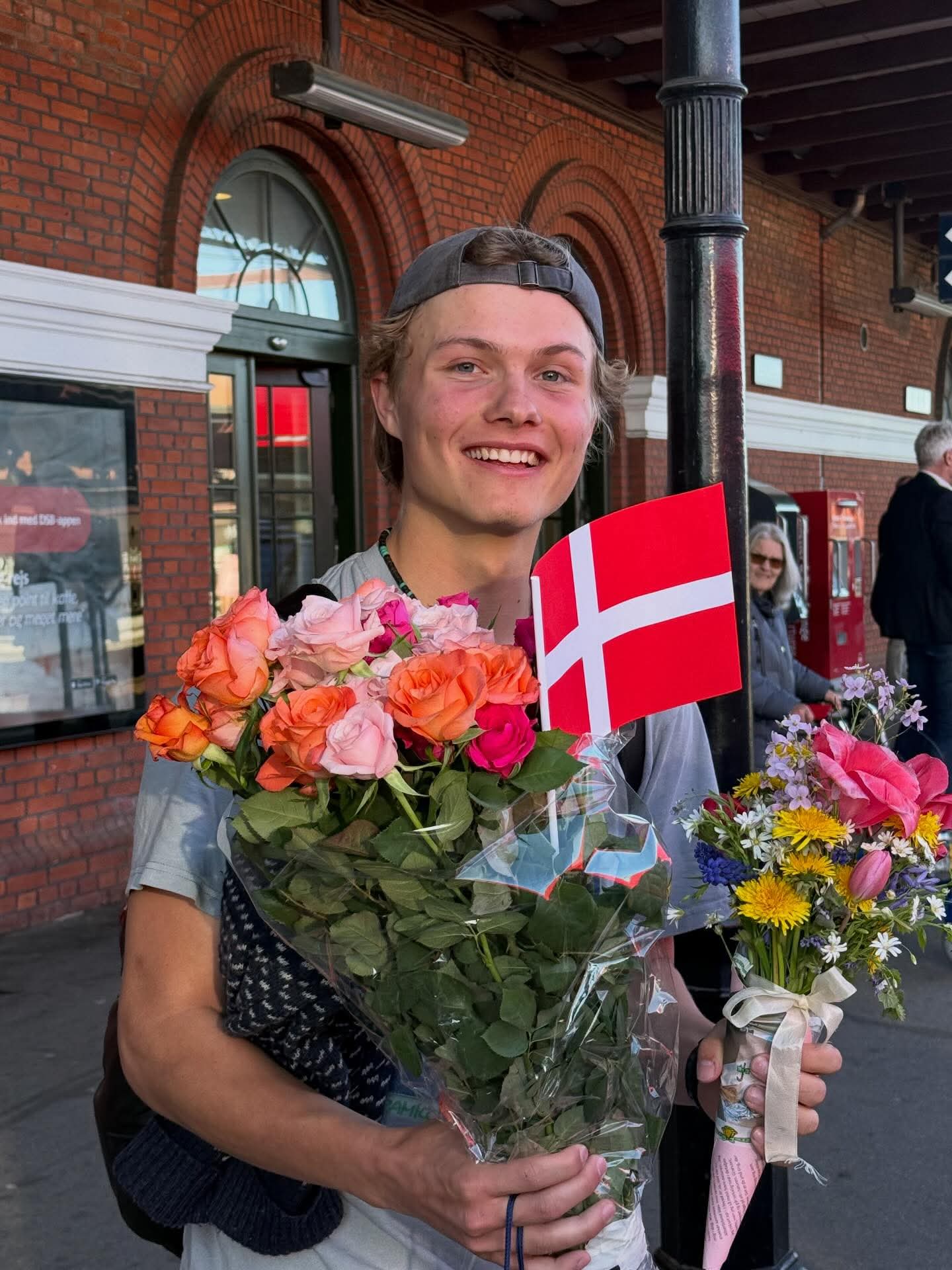 Frede Rudolf fik blomster af familien, da han kvalificerede sig til Den Internationale Biologiolympiade.