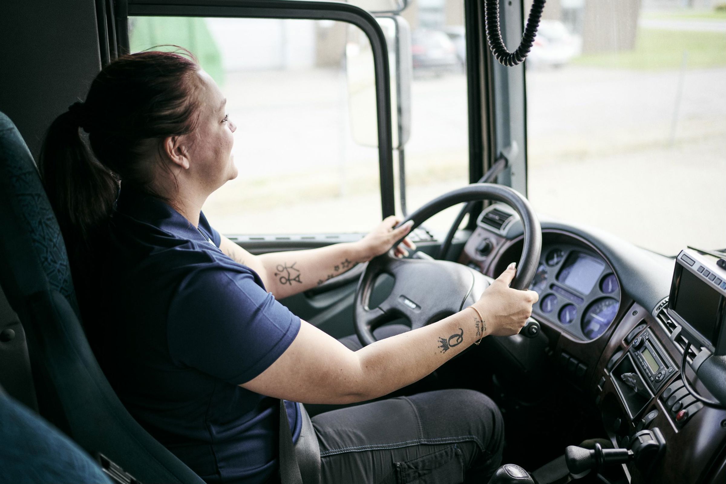 Flere piger vælger at uddanne sig på vejgodstransportuddannelsen, her sidder eleven i førerhuset på en lastvogn.