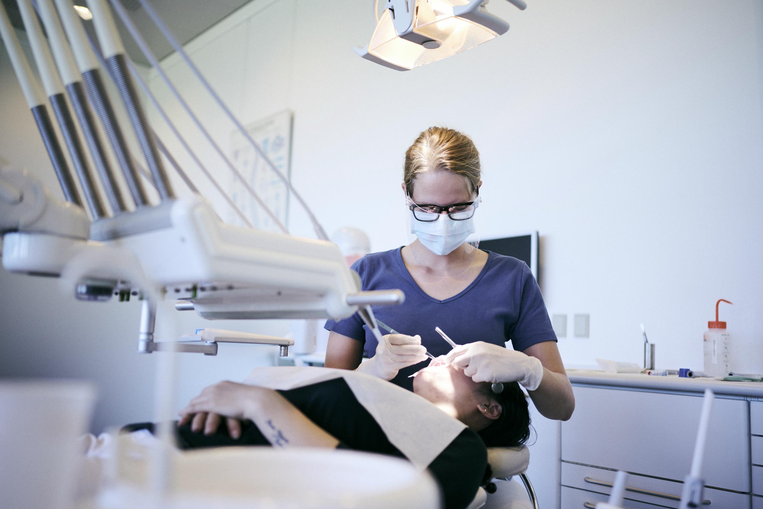 Hansenbergs undervisningstandklinik ligner til forveksling en rigtig klinik og har næsten alt i udstyr, derfor er det også muligt, som her, at øve i tandrensning på andre mennesker.