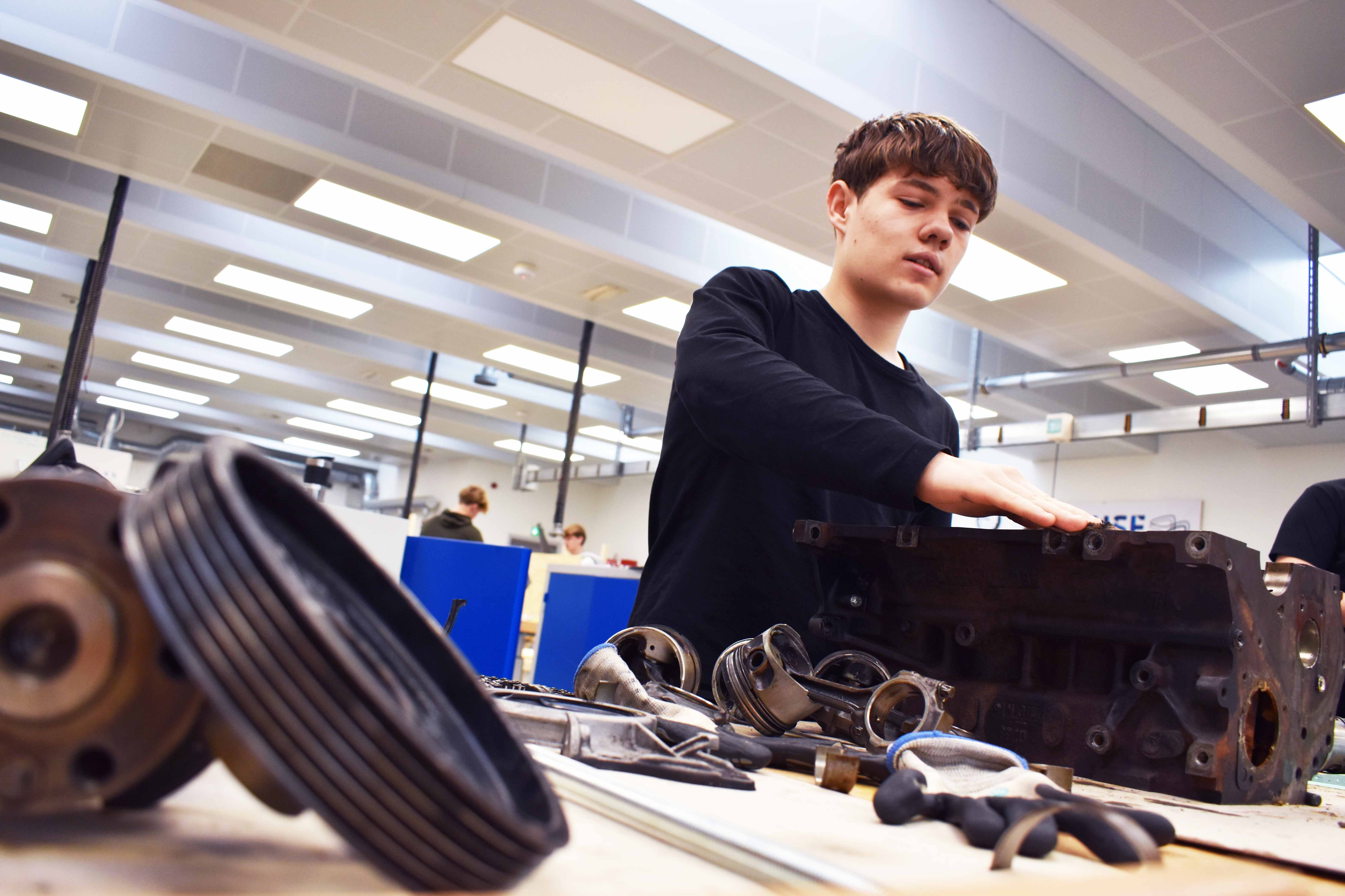 William Krogh-Larsen arbejdede meget koncentreret for at omdanne en bilmotor til et bord