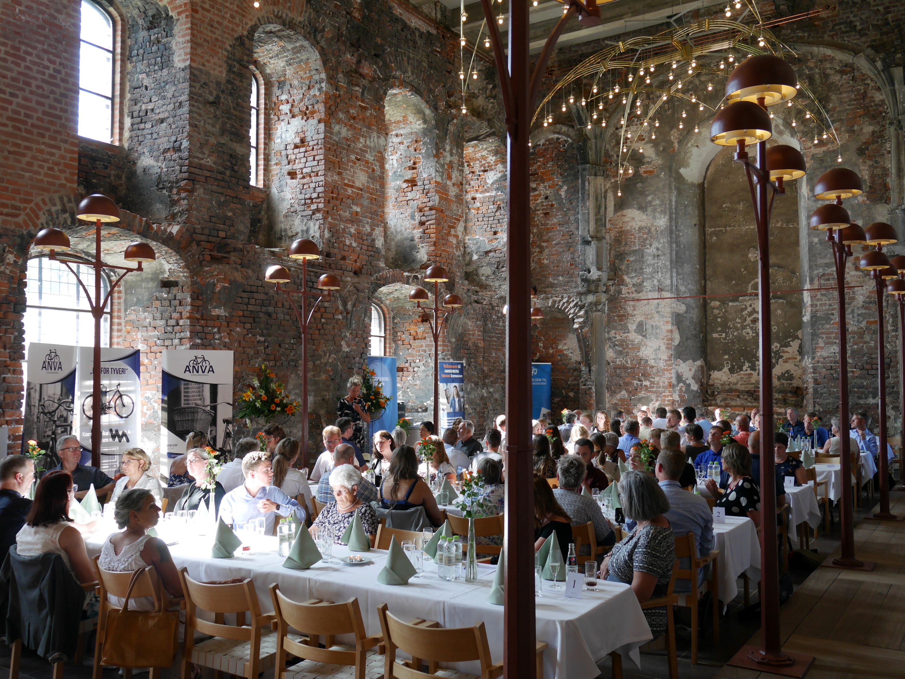 Deltagerne til Hansenberg-medaljen på Koldinghus, det er medaljemodtagernes mestre samt nære familie og deres faglærere, der er inviteret.