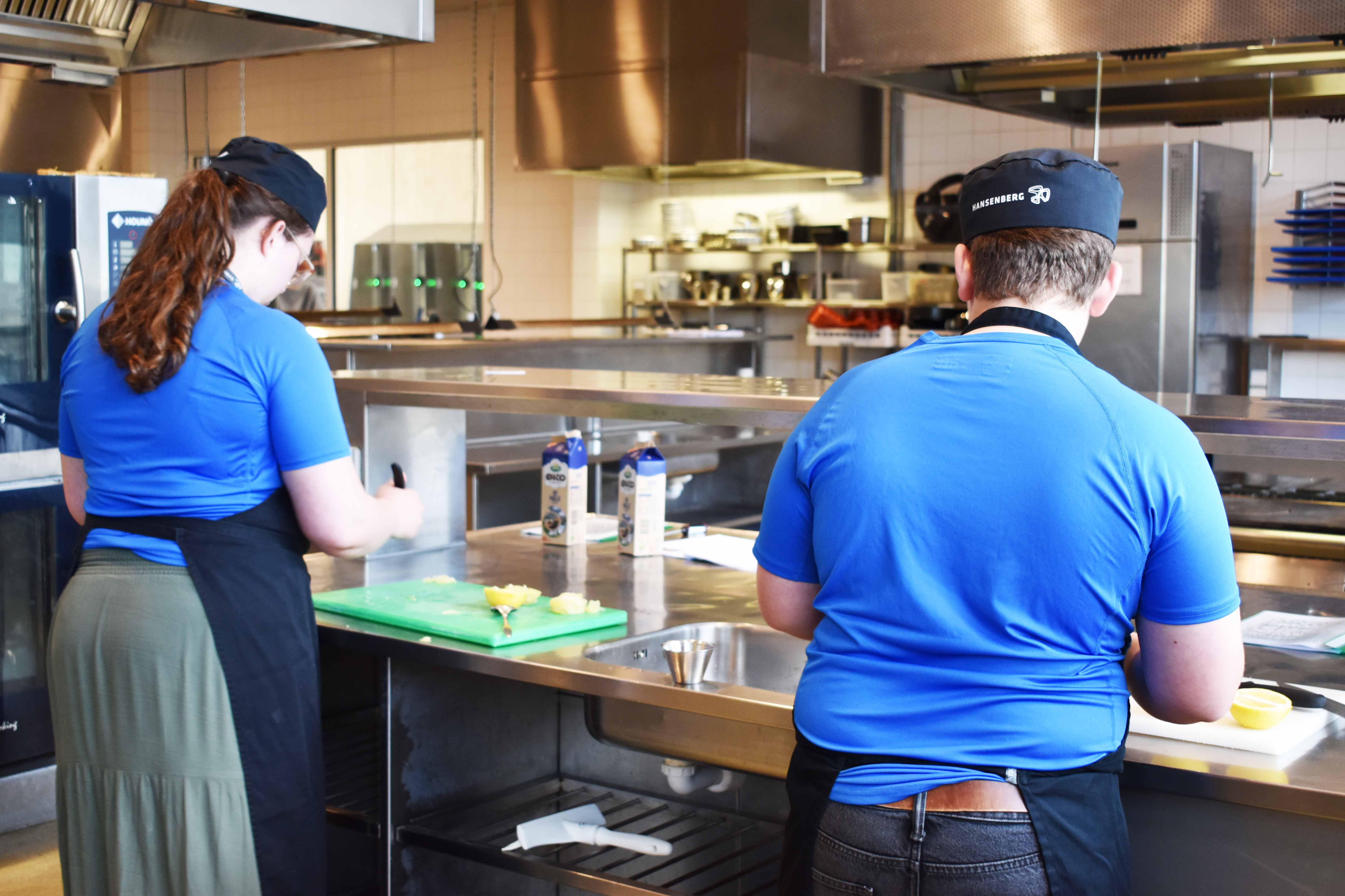 Til FoodCamp blev der både lavet mad i køkkenet og over bål.