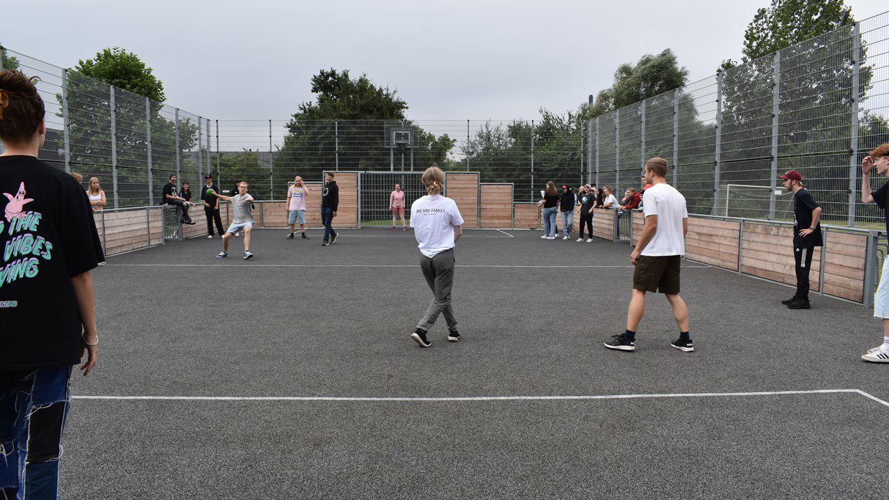 I 2022 får skolen en helt nye udendørs multibane på Skovvangen 28.