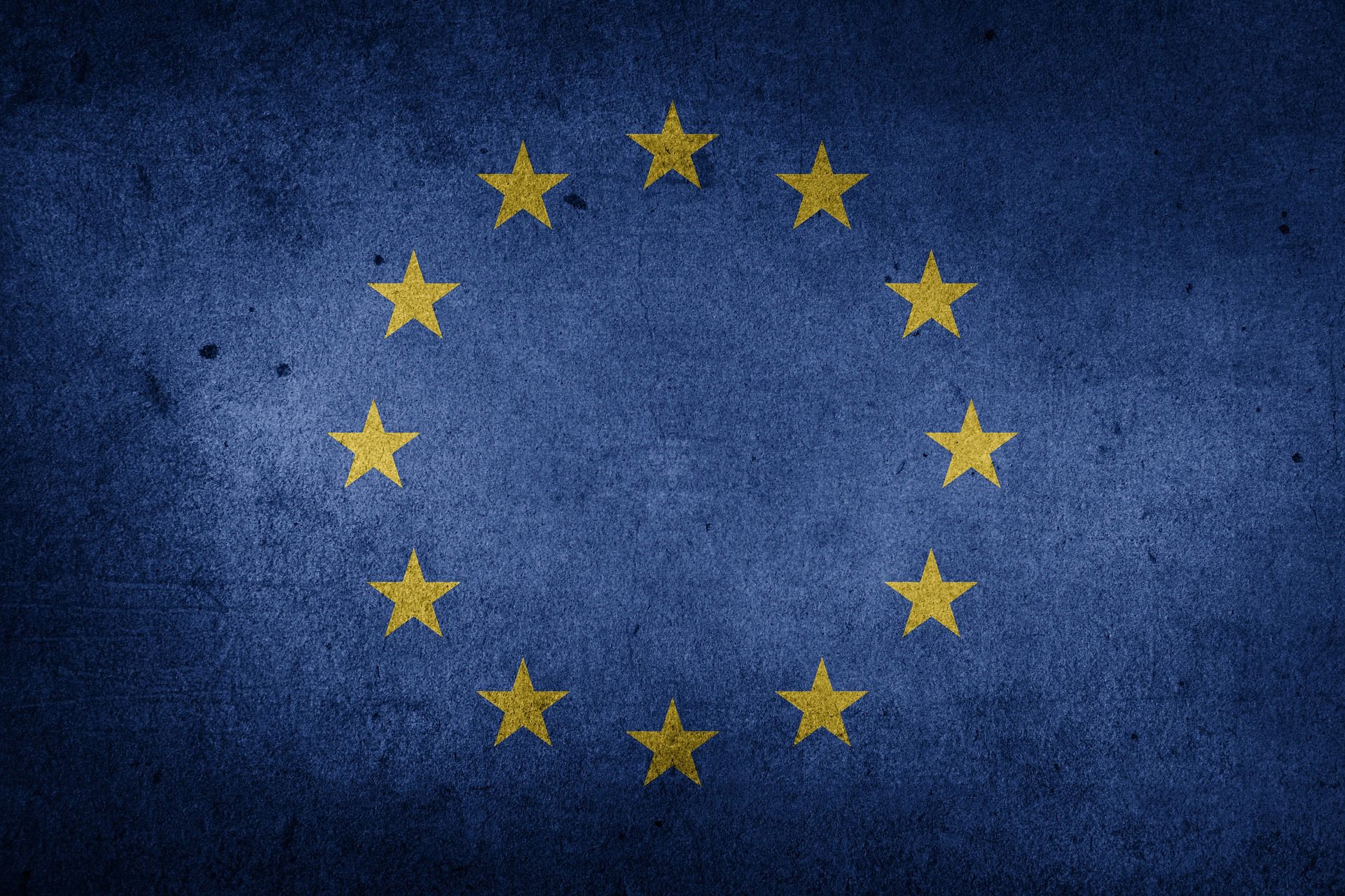 12 guldstjerner på blå baggrund, det er Europas flag, og som elev på en erhvervsuddannelse kan du fx tage på udlandsophold i Europa med Erasmus+