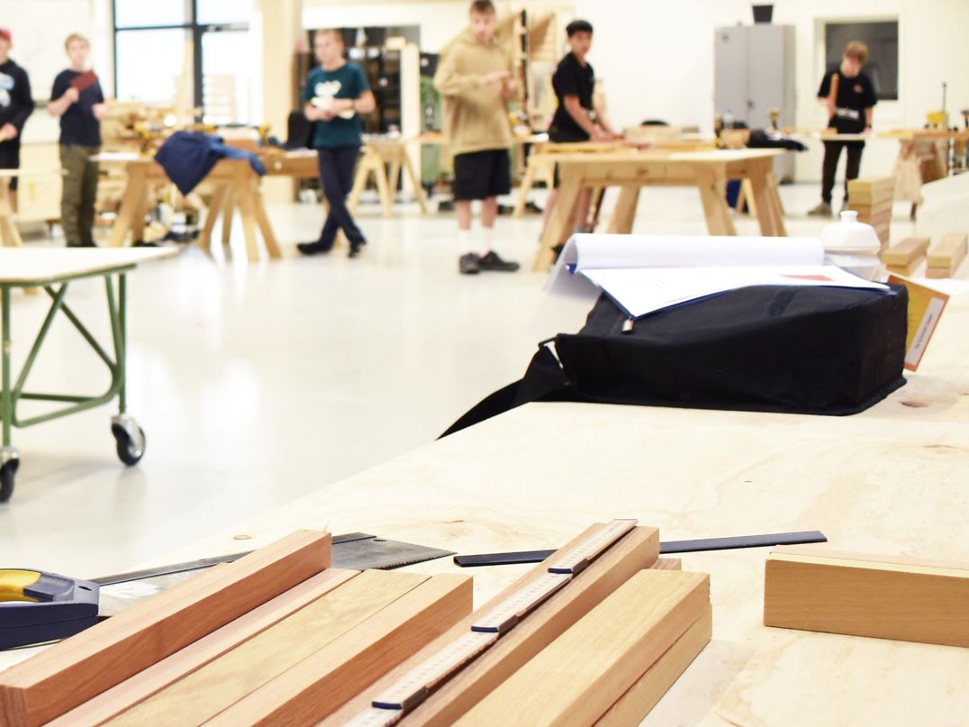 På SommerCampen Byg og Ræs prøver man forskelligt værktøj i tømrerværkstedet.