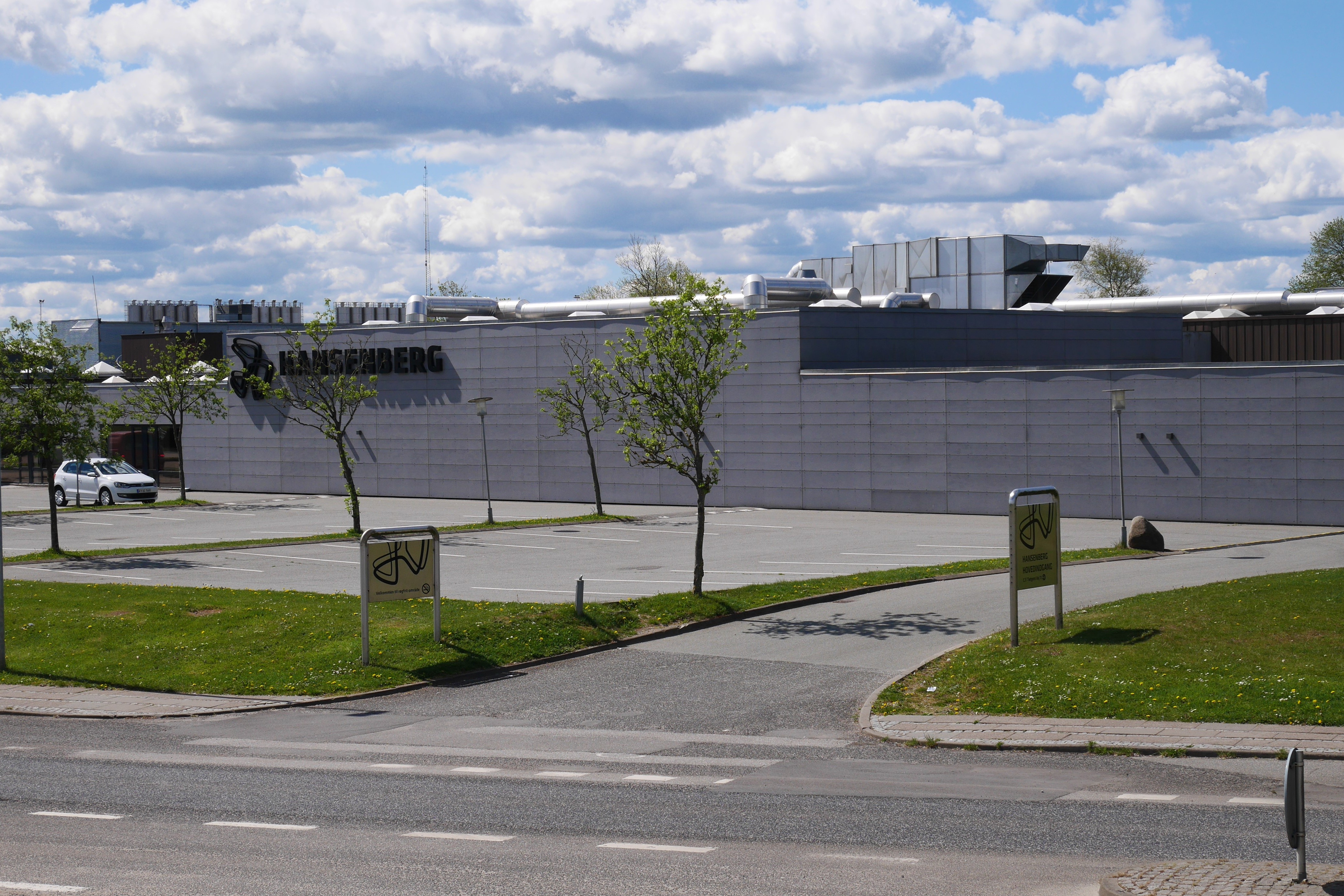 Indkørslen fra Skovvangen til hovedindgangen på Hansenbergs afdeling på C.F. Tietgens Vej i Kolding.