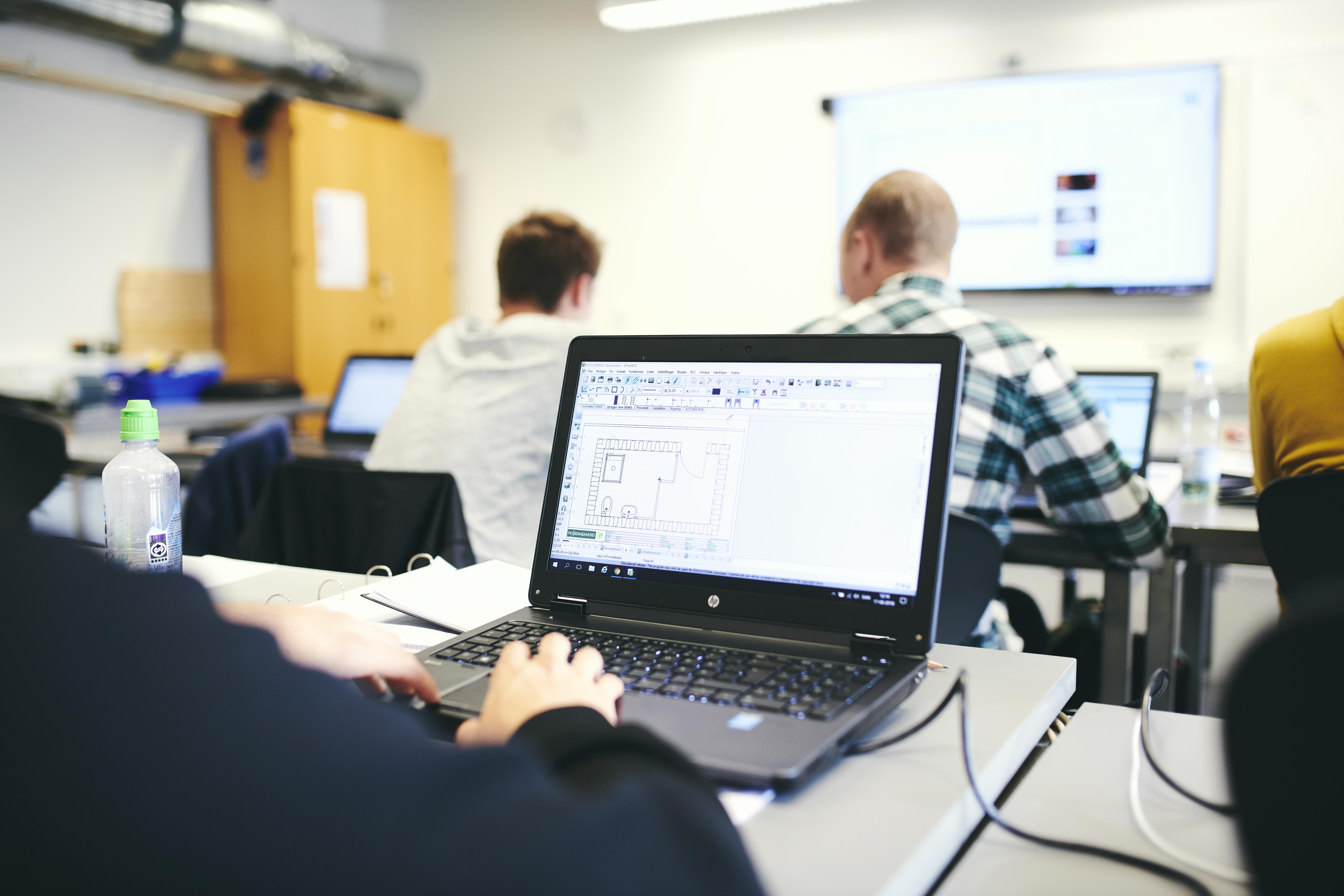 På elektrikeruddannelsen lærer du også om placeringen af kontakterne.