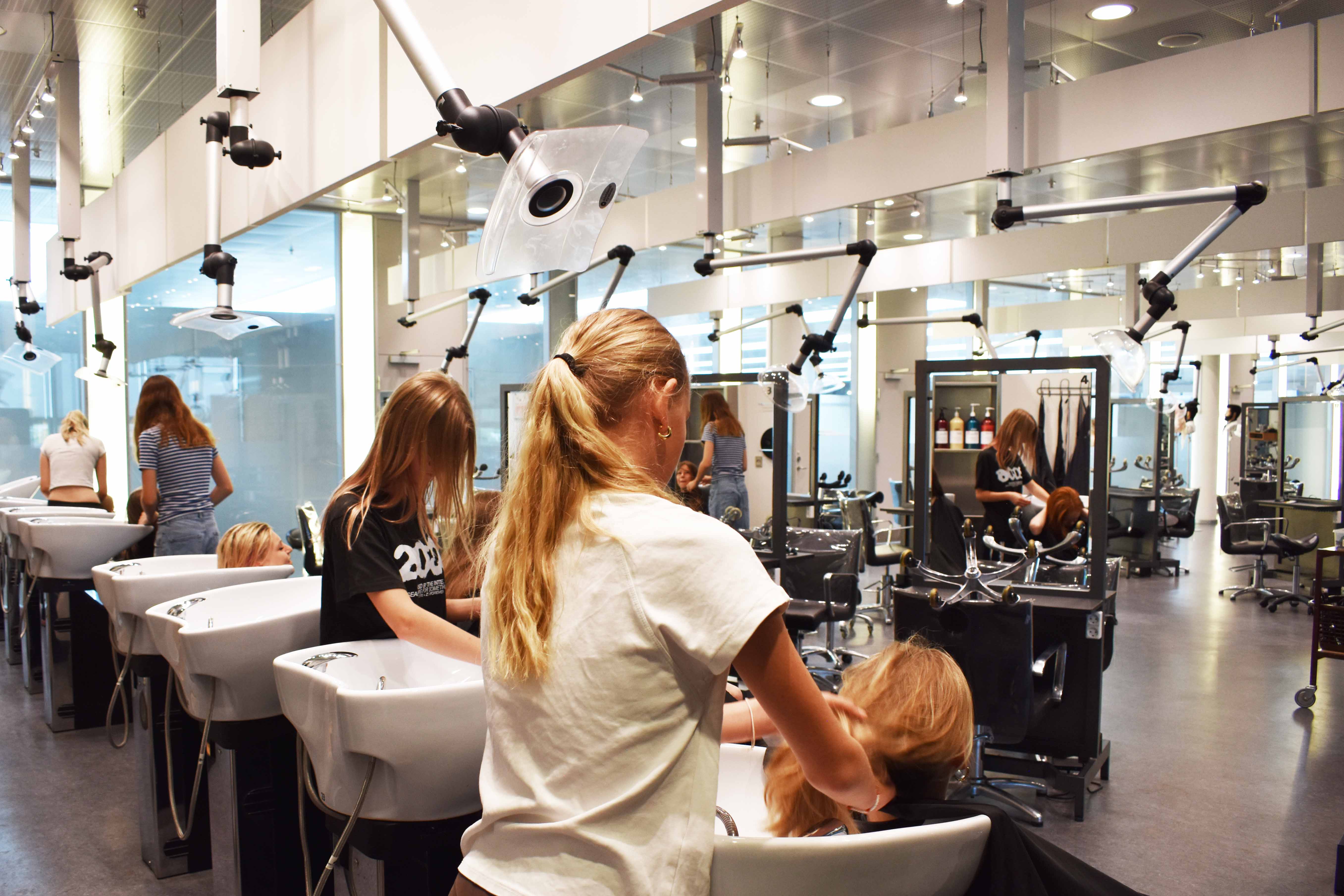 I BeautyCamp lærer deltagerne noget om styling, hårvask og velvære.