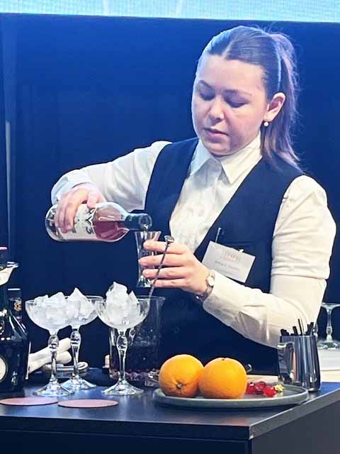 Anna Cathrine Aaskov (AC) er tjenerelev på HANSENBERG, og her mixer hun drinks.